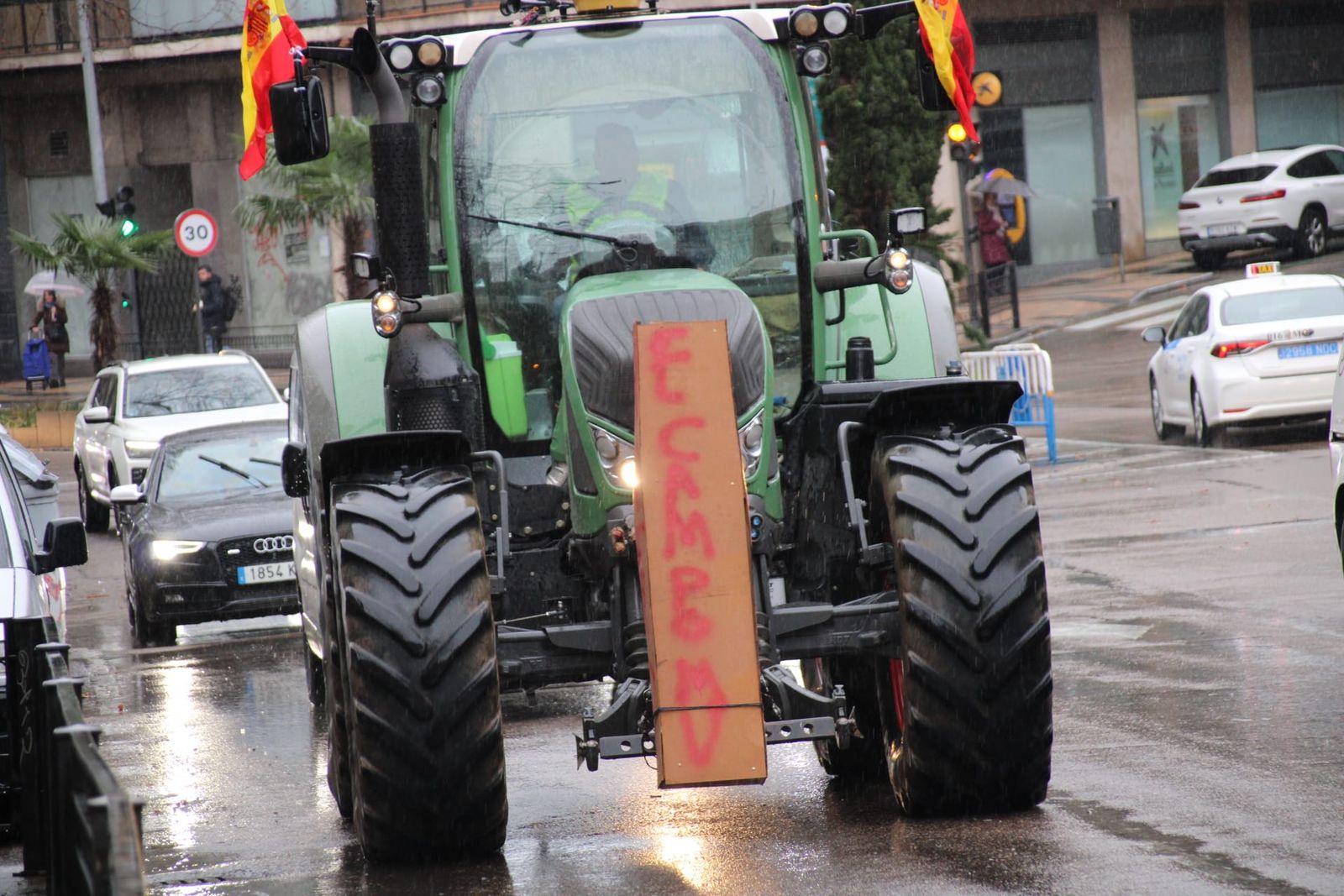 En imágenes la marcha con tractores y vehículos de campo en Salamanca en protesta contra Mercosur