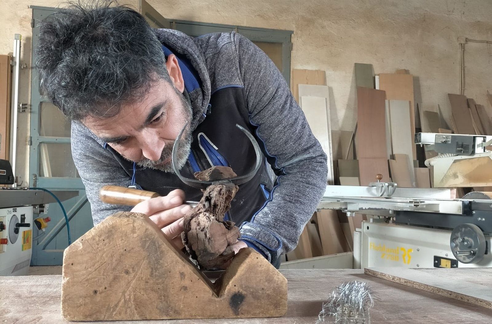 Ángel Martín Carreño, escultor y carpintero de Boadilla confeccionando un toro con encina. Foto AMC