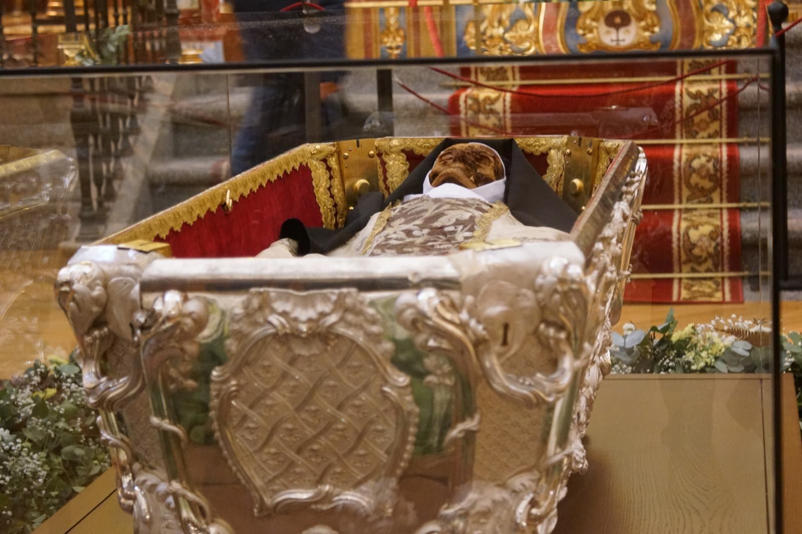 apertura-de-la-basilica-de-la-anunciacion-para-venerar-el-cuerpo-de-santa-teresa-en-alba-de-tormes-fotos-juanes-4