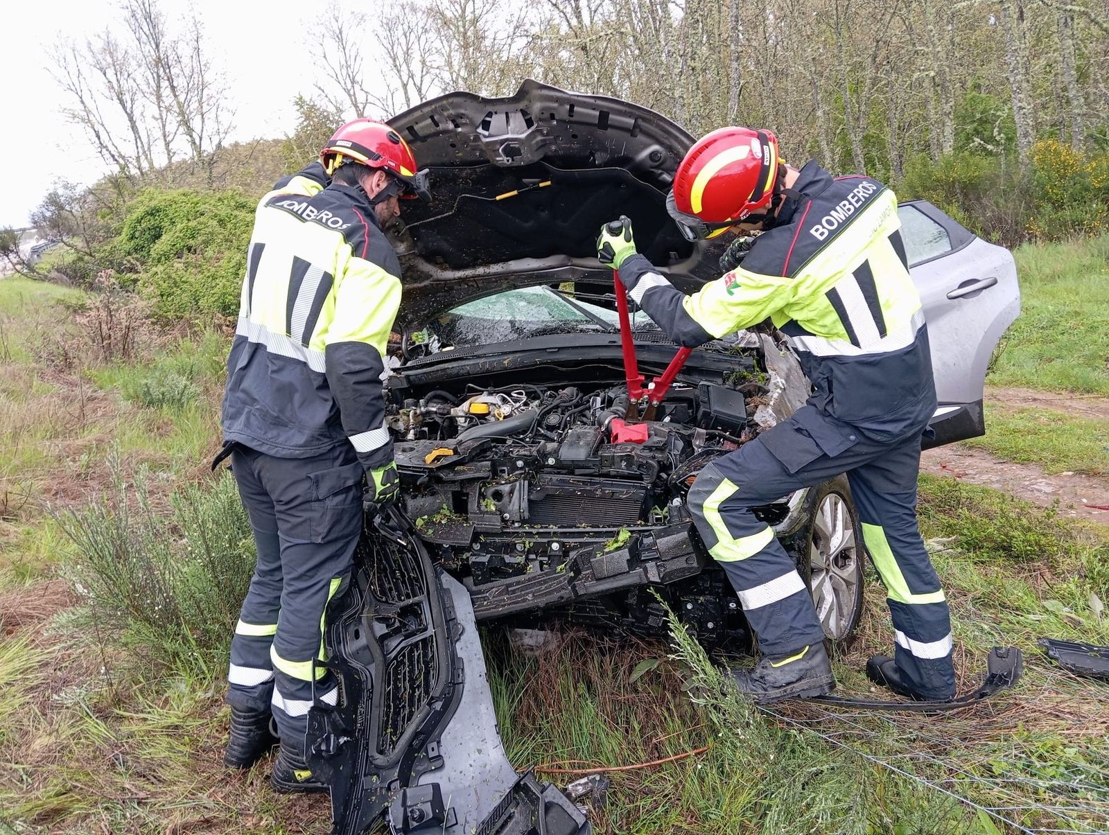 Bomberos de la Diputación asisten a un accidente con un herido grave en Asturianos