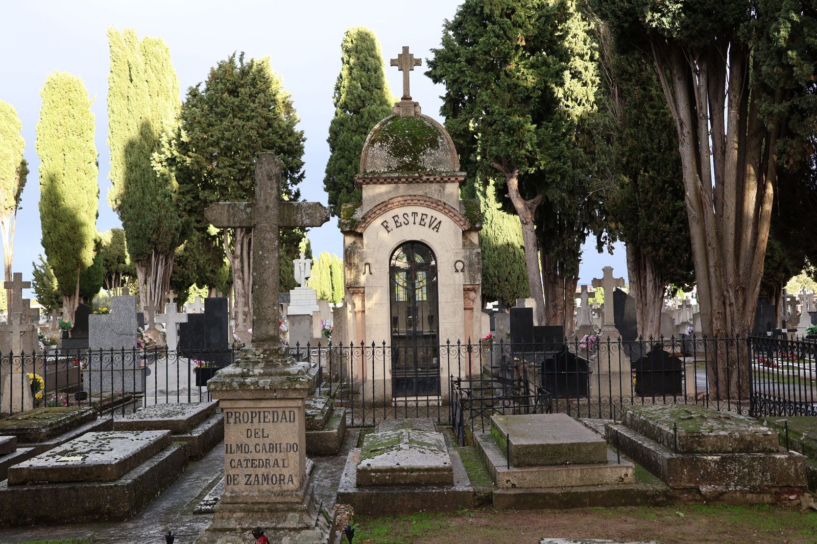 Los misterios del Cementerio municipal de San Atilano