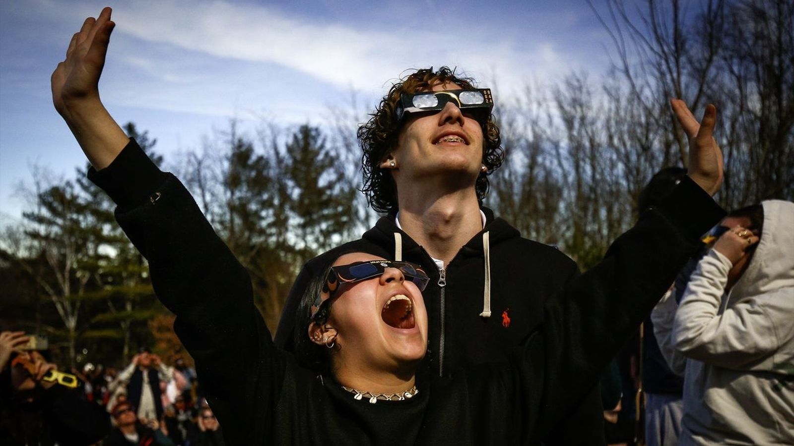 Personas observan un eclipse solar con gafas especiales  EUROPA PRESS