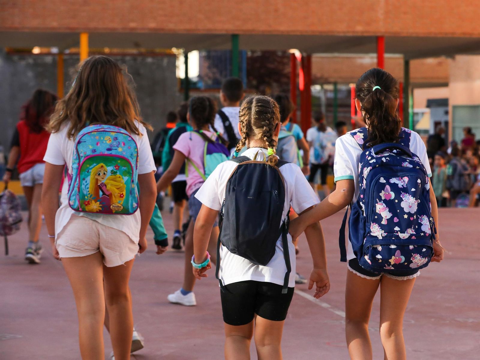 Archivo   Tres niñas a su llegada al colegio. Europa Press