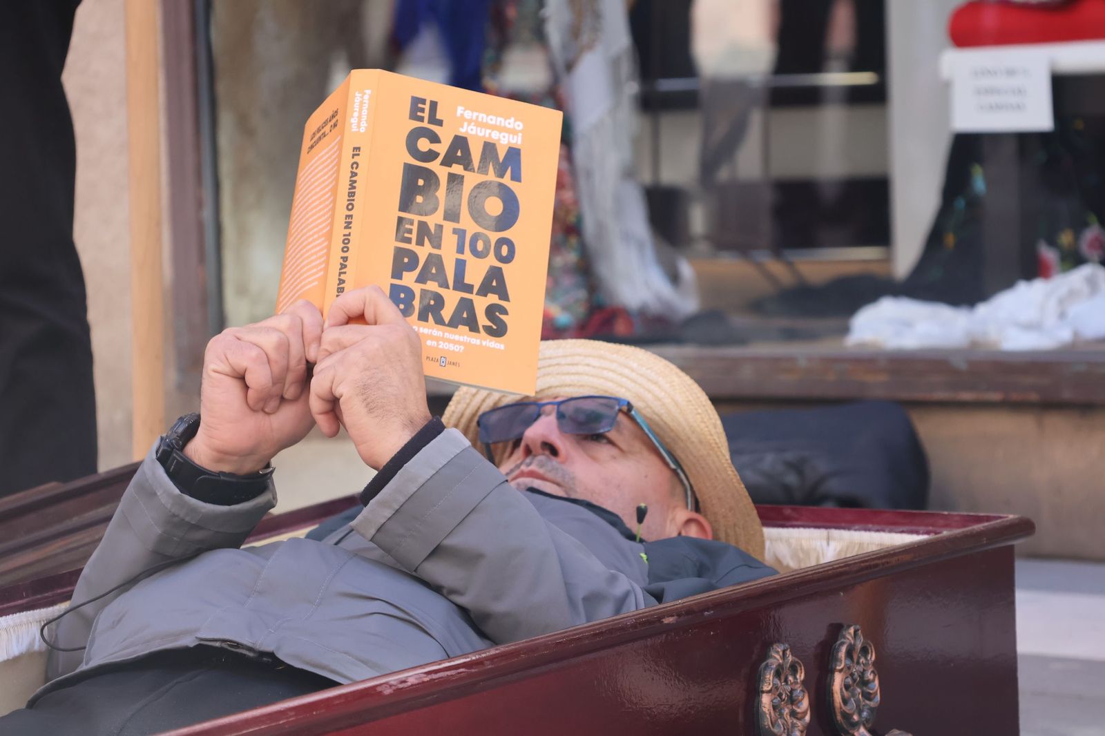 GALERÍA | La simbólica reivindicación 'Renfe entierra Sanabria' llega al centro de Zamora