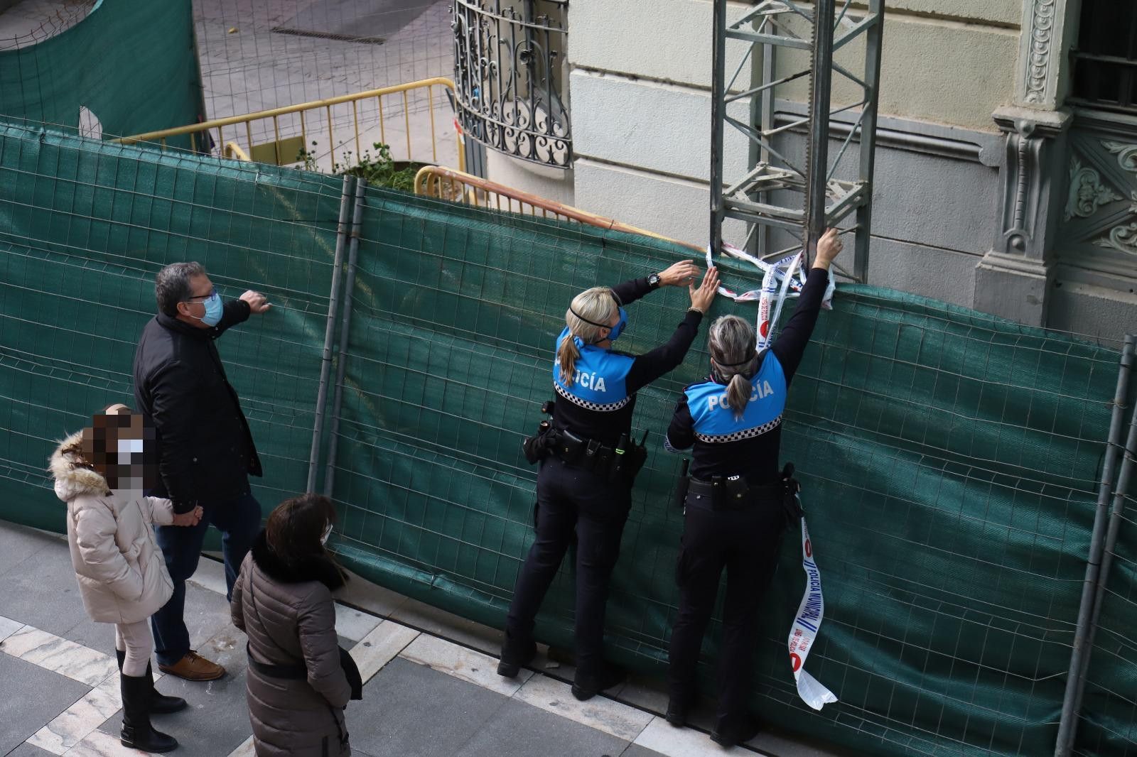 Valla obra viento policia municipal (1)