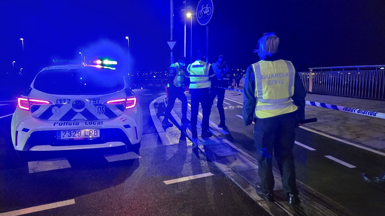 Policía Local en lugar del accidente del vehículo que ha caído por el terraplén del río a la altura del hospital de Salamanca