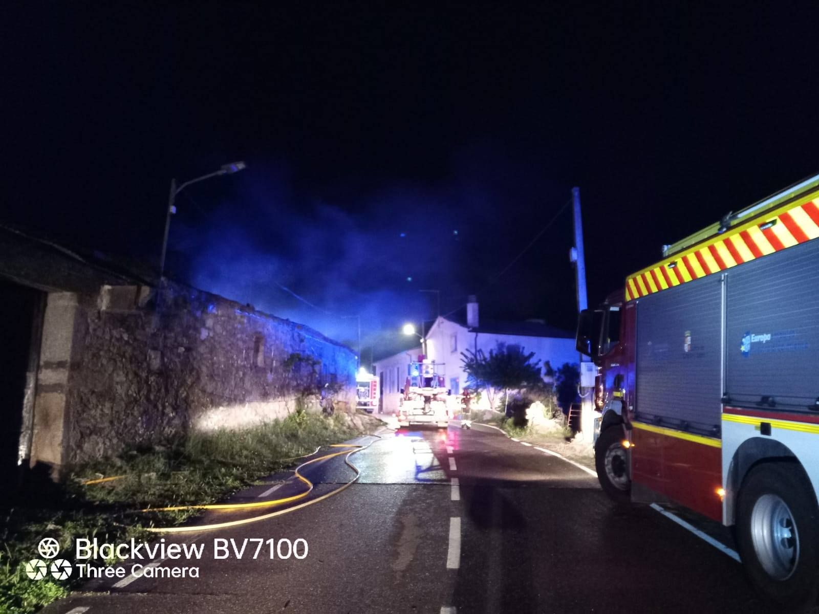 Bomberos actúan en la extinción del fuego en una vivienda en Sogo