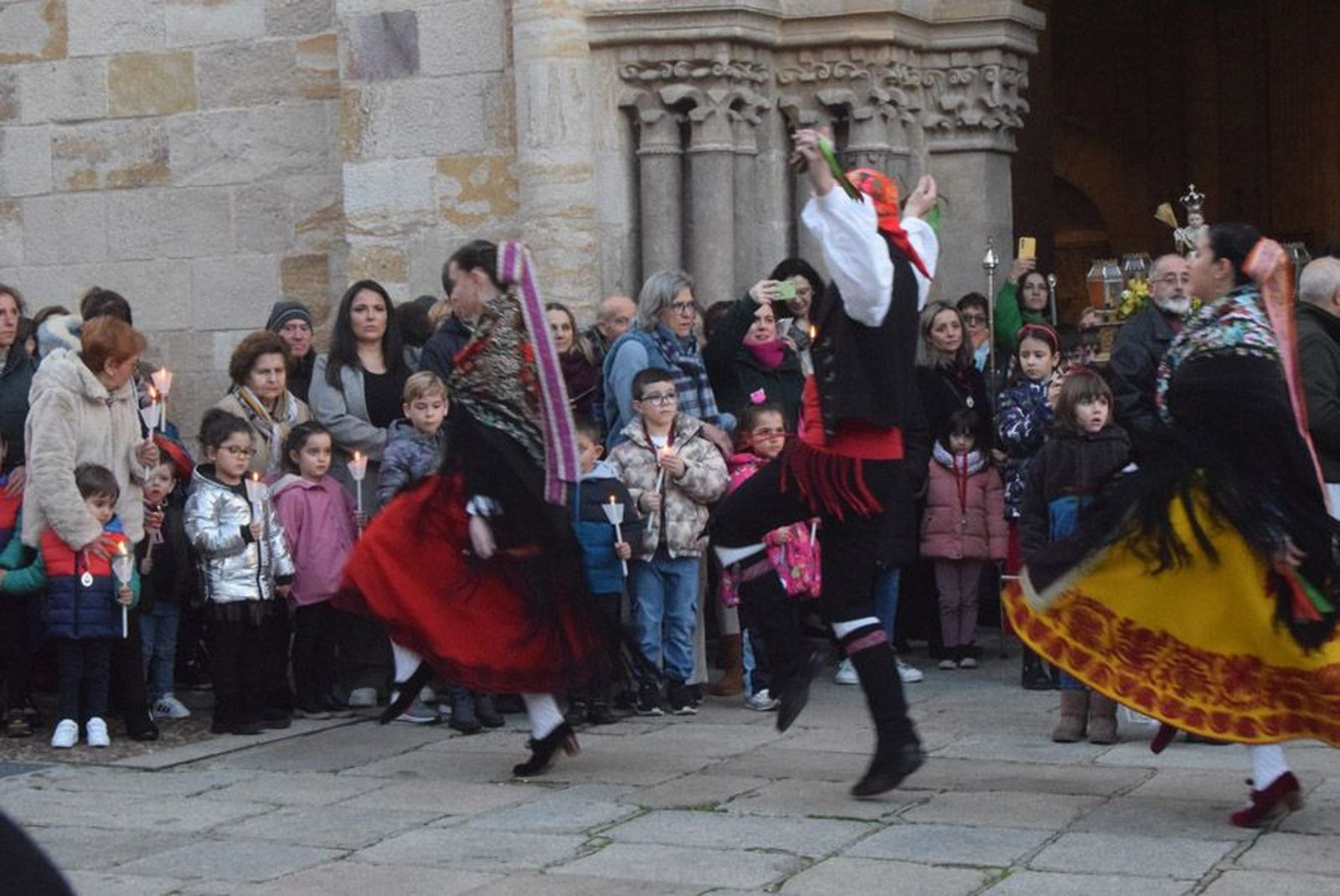 las-candelas-vuelven-a-unir-la-iglesia-de-san-juan-con-la-de-san-vicente-61