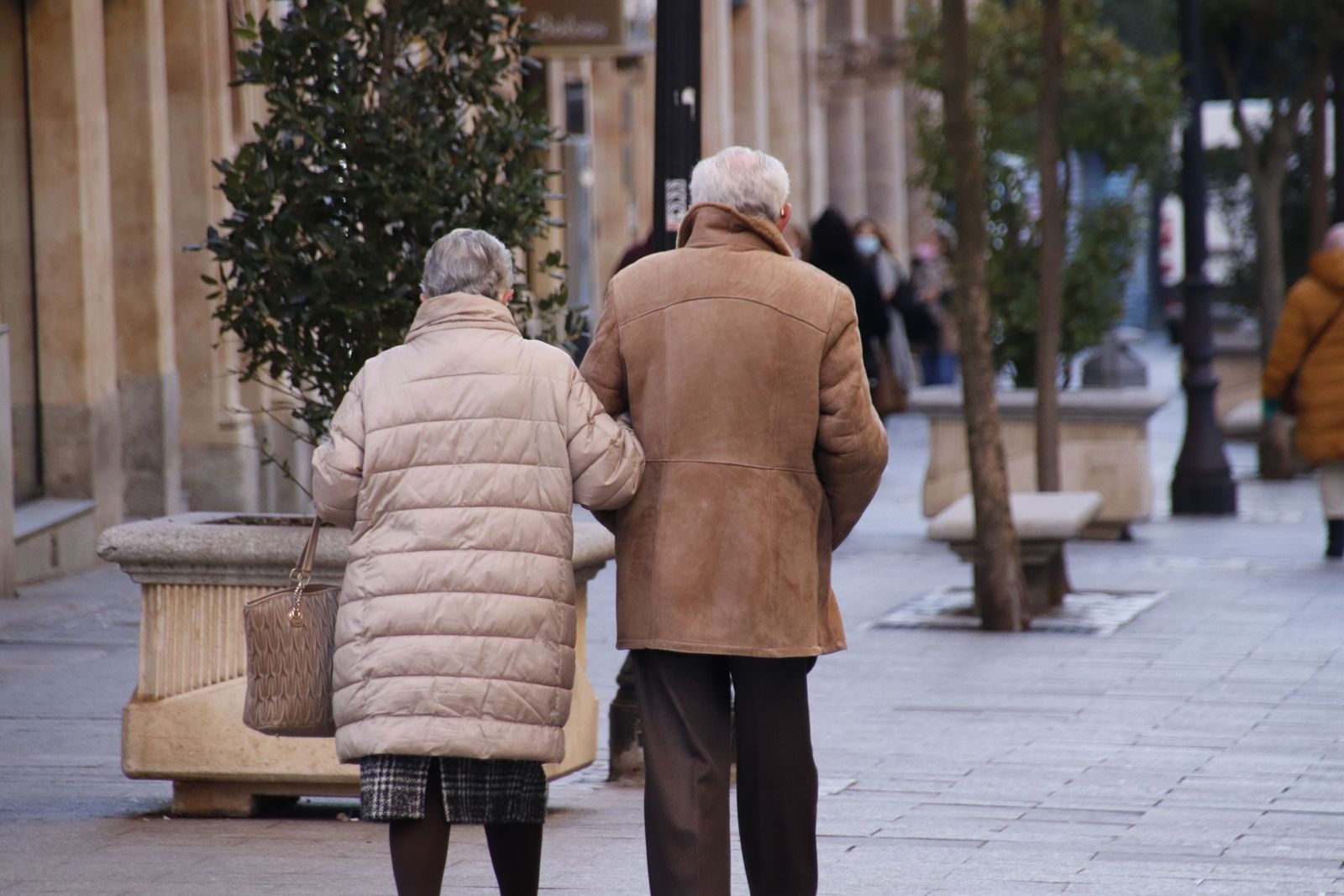Mayores paseando por las calles de Salamanca en invierno