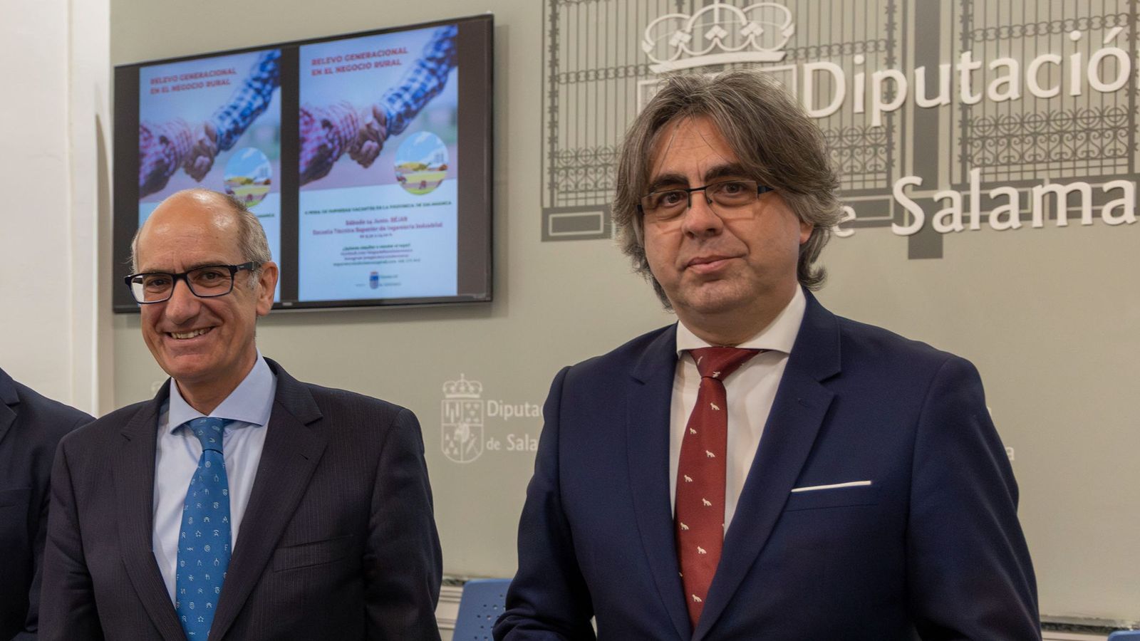 El presidente de la Diputación de Salamanca, Javier Iglesias, junto al alcalde de Béjar, Luis Francisco Martí­n, en una rueda de prensa en la Diputación de Salamanca