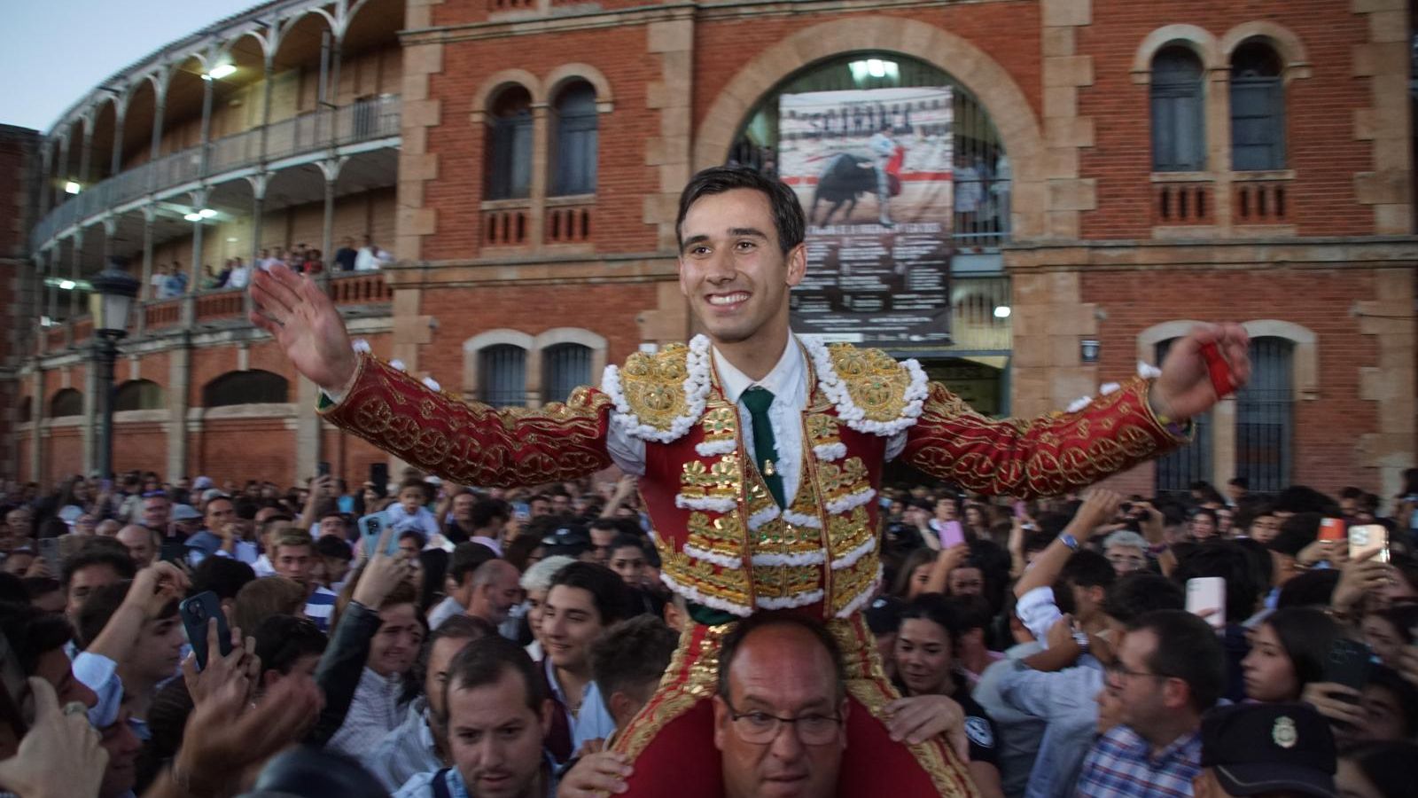 Ismael Martín a hombros después de cortar tres orejas a los Vellosino en La Glorieta