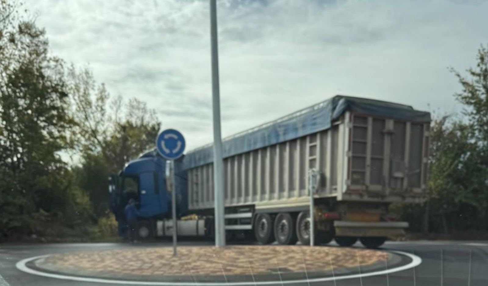 Un camión se queda atascado en la cuneta de una rotonda de la N-501 en Santa Marta