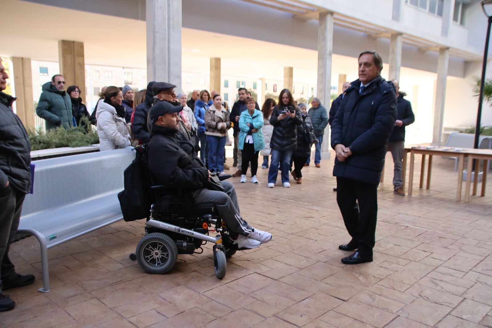 El alcalde de Salamanca, Carlos García Carbayo, entrega las llaves de la nueva promoción de viviendas protegidas en alquiler en Capuchinos