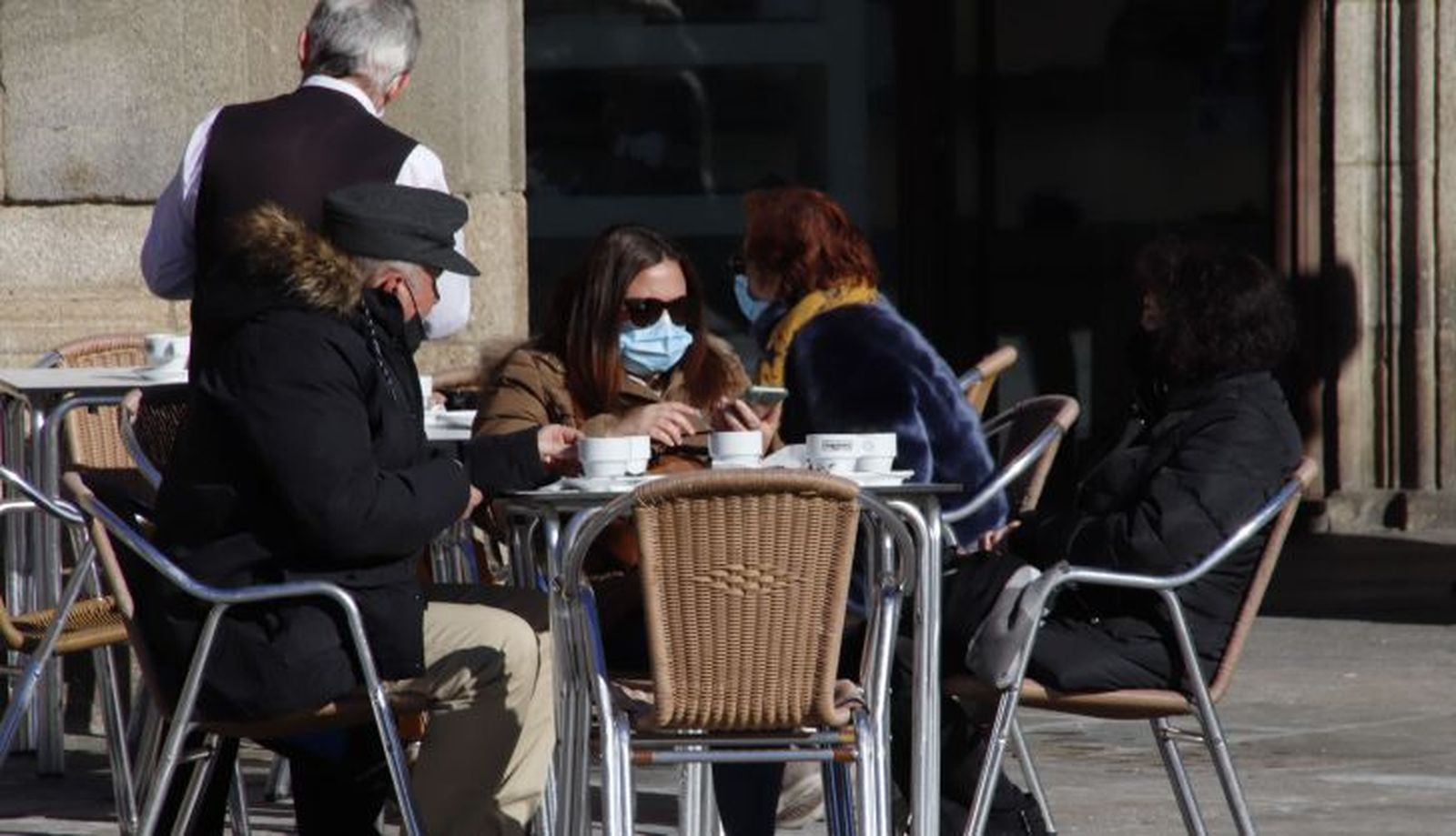 Los salmantinos desafían al frío en las terrazas de la Plaza Mayor