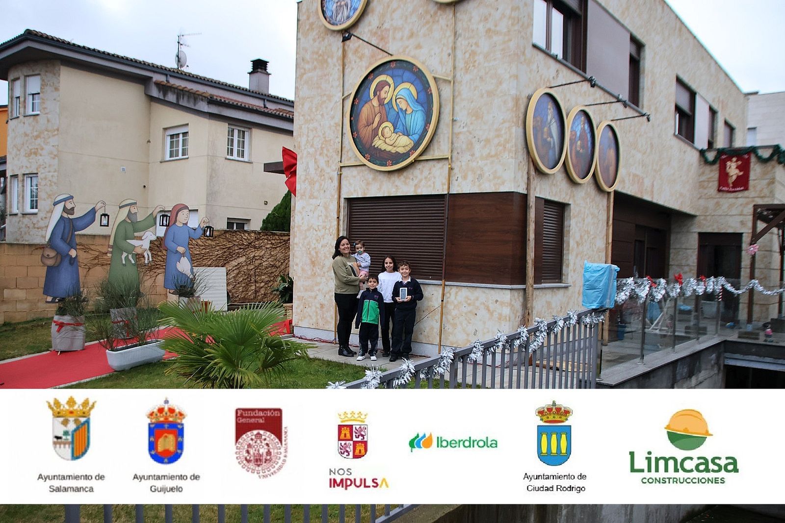 Familia de José Adrián, ganador del primer premio ‘Decoración e iluminación navideña’ en Villamayor