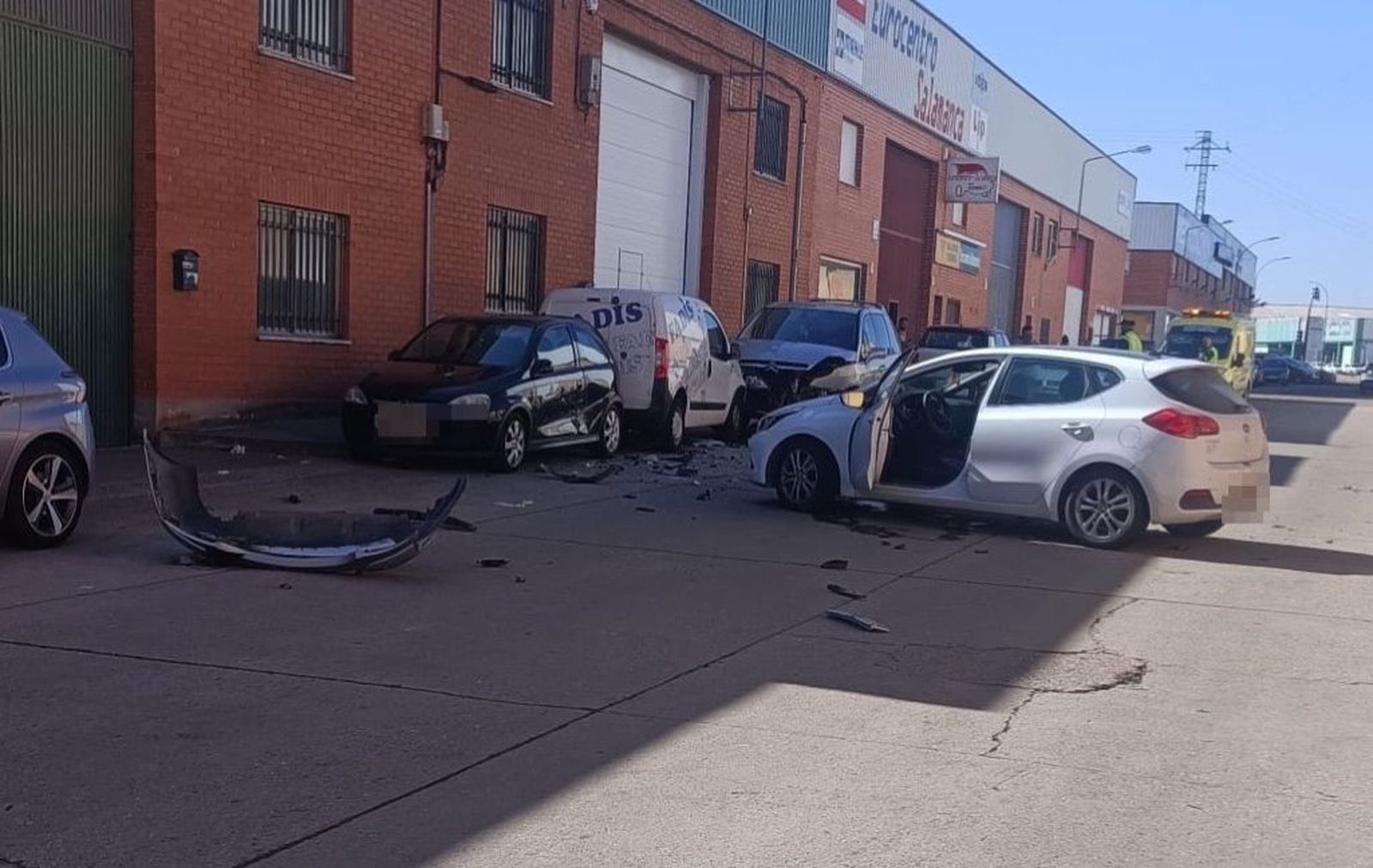 Colisión entre tres coches en el polígono de Los Villares