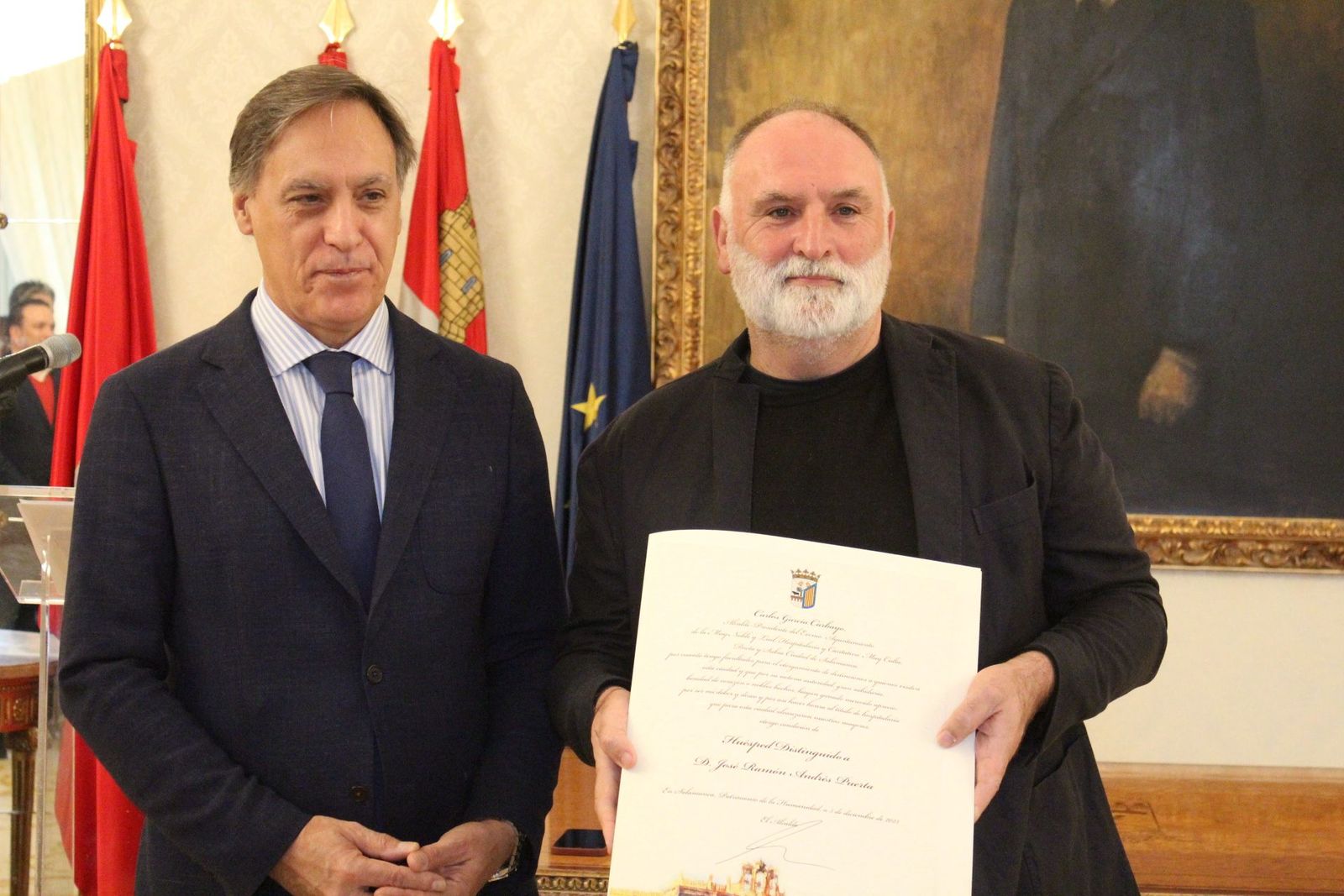 El alcalde de Salamanca, Carlos García Carbayo, nombra Huésped Distinguido al chef José Andrés. El alcalde de Salamanca, Carlos García Carbayo, nombra Huésped Distinguido al chef José Andrés.