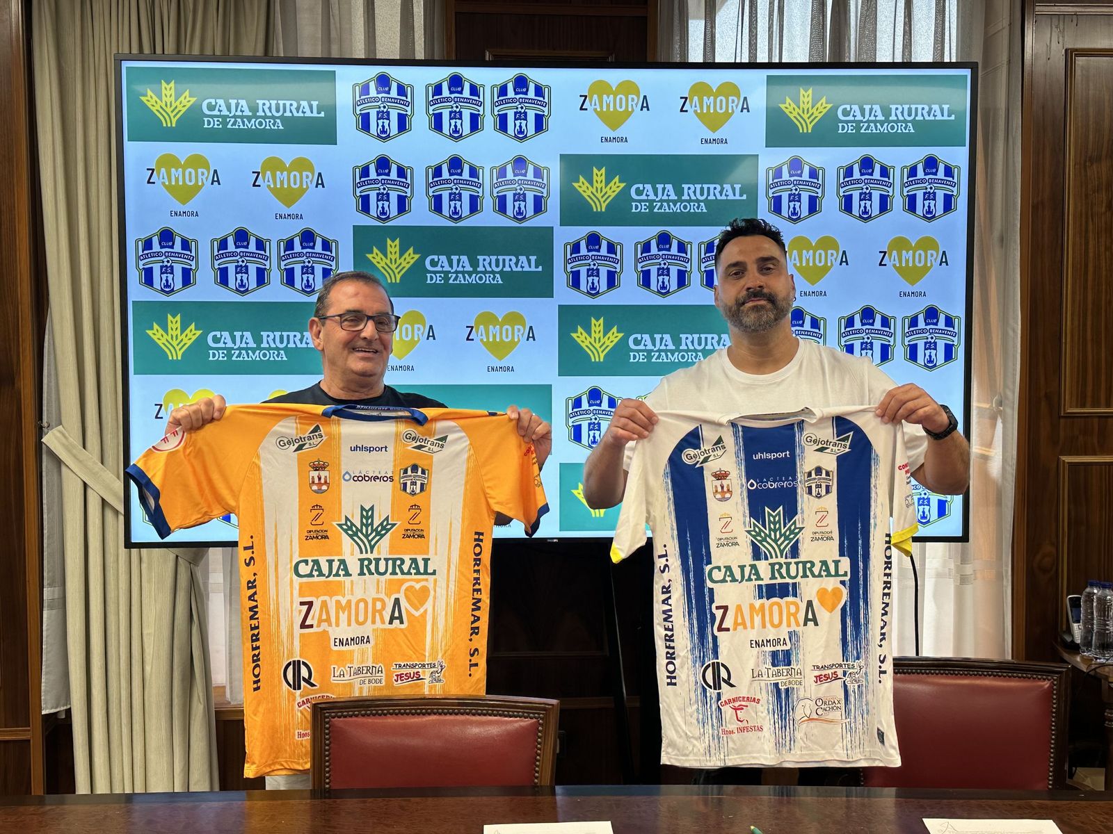 CAJA RURAL DE ZAMORA RENUEVA COMO SPONSOR PRINCIPAL DEL ATLÉTICO BENAVENTE FÚTBOL SALA PARA LA TEMPORADA 20252026 (4).jpg
