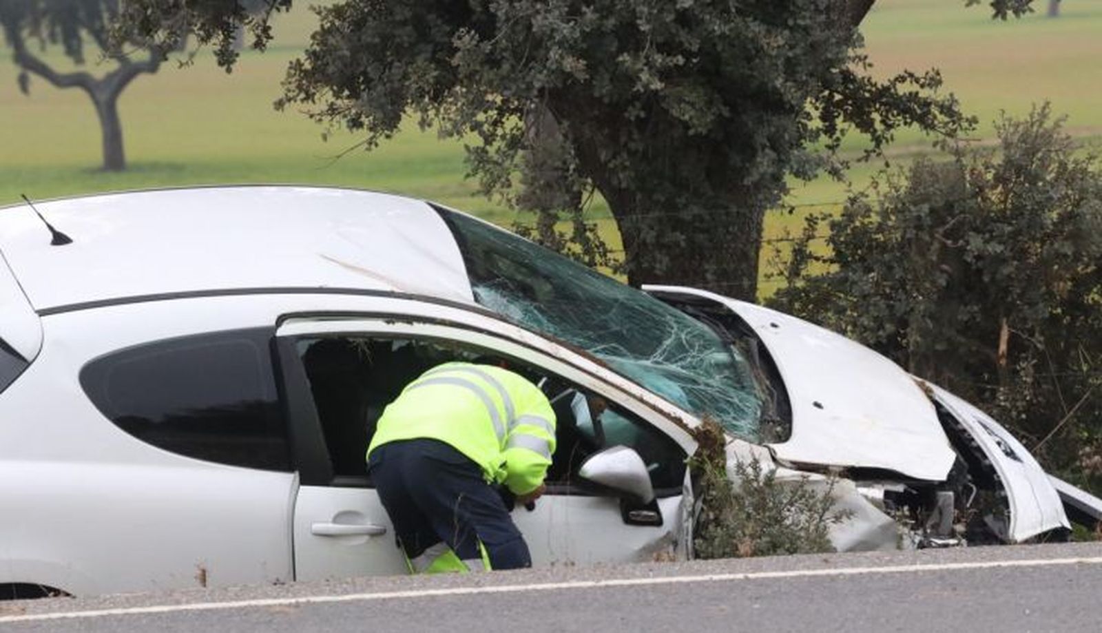 Uno de los turismos se salió de la carretera por el impacto