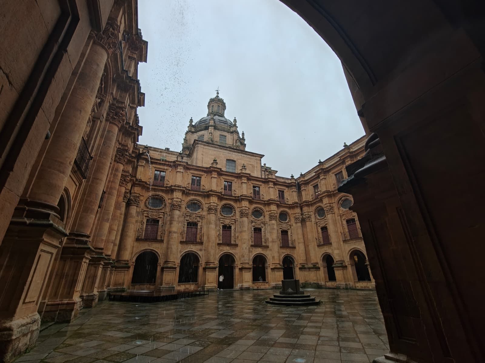 Lluvia en la Universidad Pontificia de Salamanca