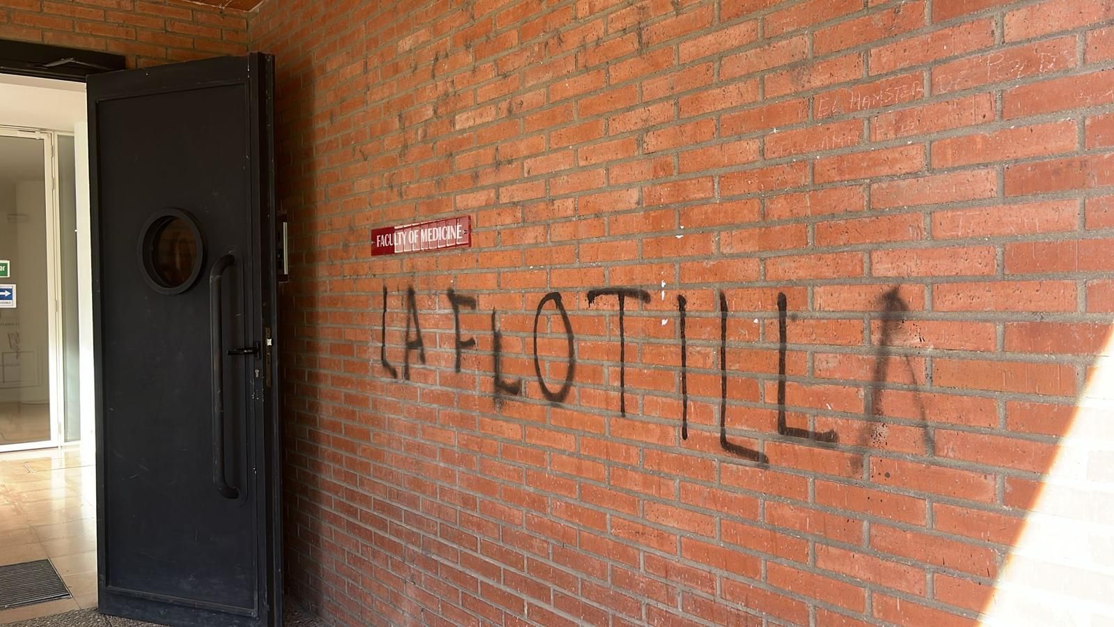 Realizan varias pintadas y ponen silicona en edificos públicos en protesta por Gaza (2).jpeg