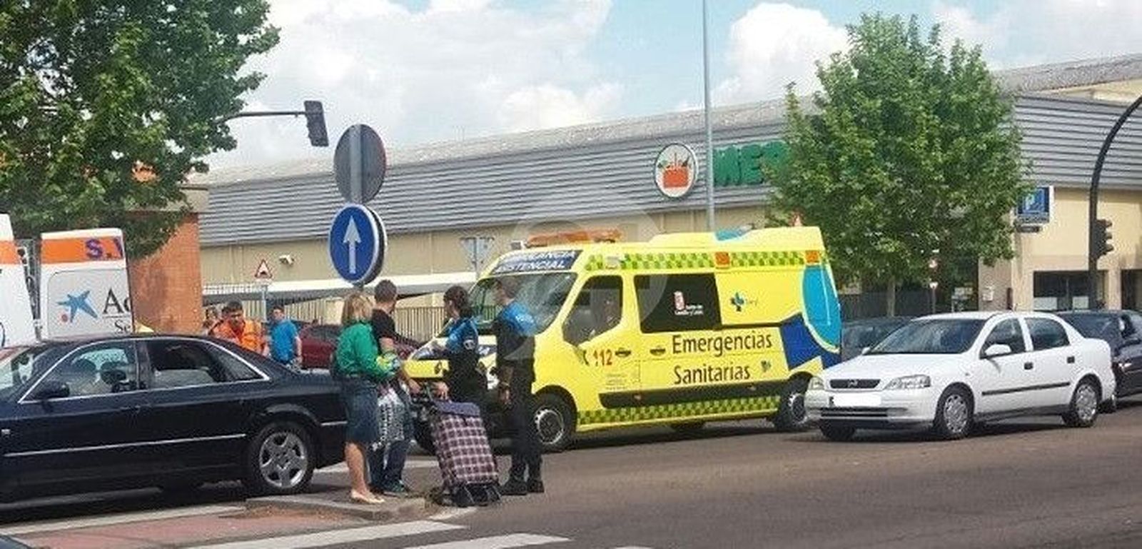 Herido un joven ciclista al colisionar con un coche en la avenida de Los Cipreses