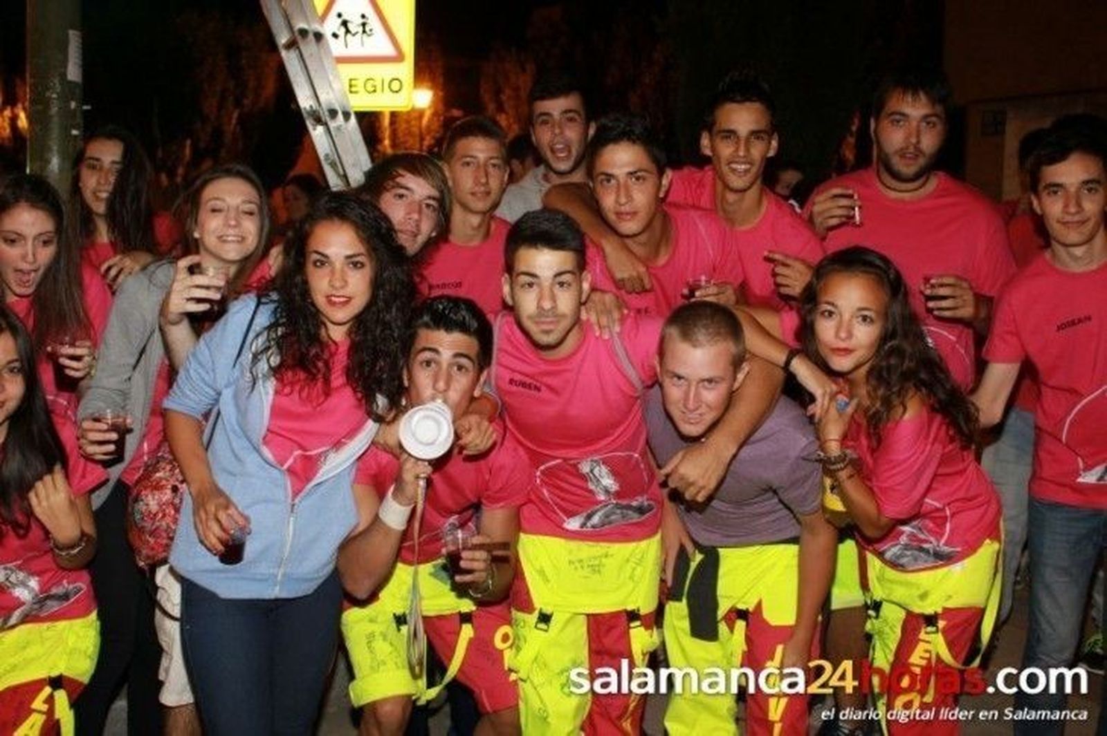 Los quintos toman el mando con la cuelga de banderines para anunciar la fiesta