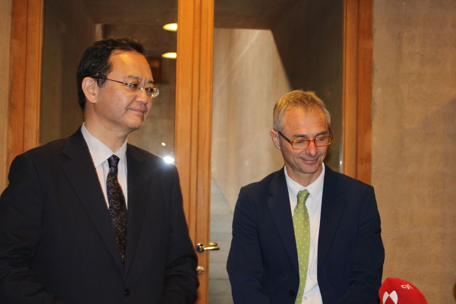 el-embajador-de-japon-nakamae-takahiro-el-alcalde-carlos-garcia-carbayo-y-el-rector-de-la-usal-fotos-s24h-10