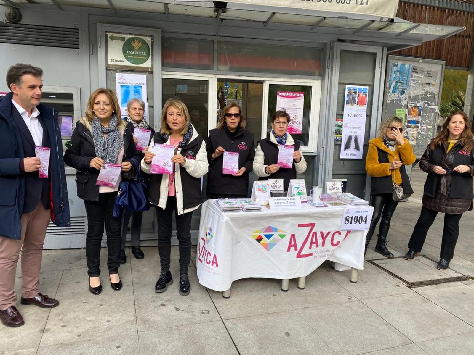 Imagen de la mesa informativa de AZAYCA instalada en Santa Clara. Archivo