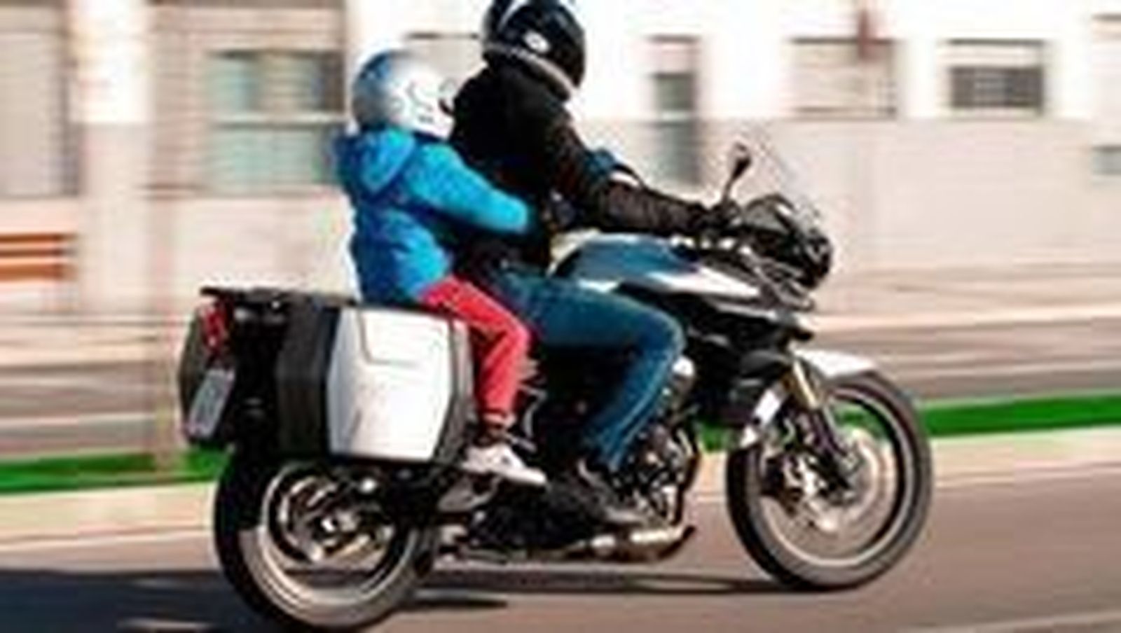 Los ciclomotoristas menores de 18 años ya pueden llevar pasajeros