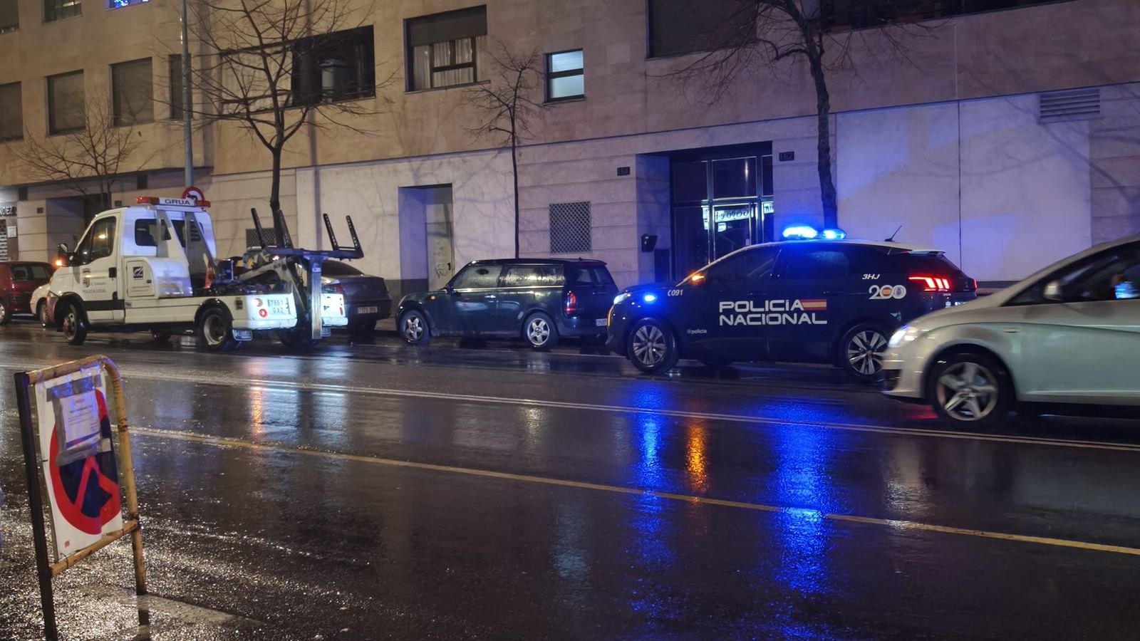 Varias patrullas de la Policía Local y Nacional en el paseo de la Estación inspeccionando el vehículo al que habían intentado acceder