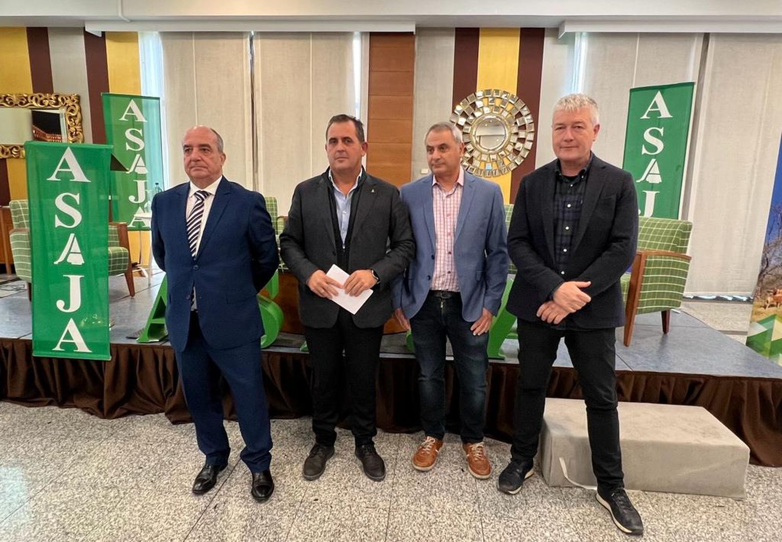 Juan Luis Delgado (presidente de ASAJA Salamanca) Juan Pedro Medina (Viceconsejero de Política Agraria Comunitaria y Desarrollo Rural) y Christian Gortázar (Catedrático de Sanidad Animal en el Instituto de Investigación en Recursos Cinegéticos IREC, UCLM Y CSIC) en la presentación de la Jornada sobre ‘Enfermedad Hemorrágica Epizoótica y PAC’. Foto S24H