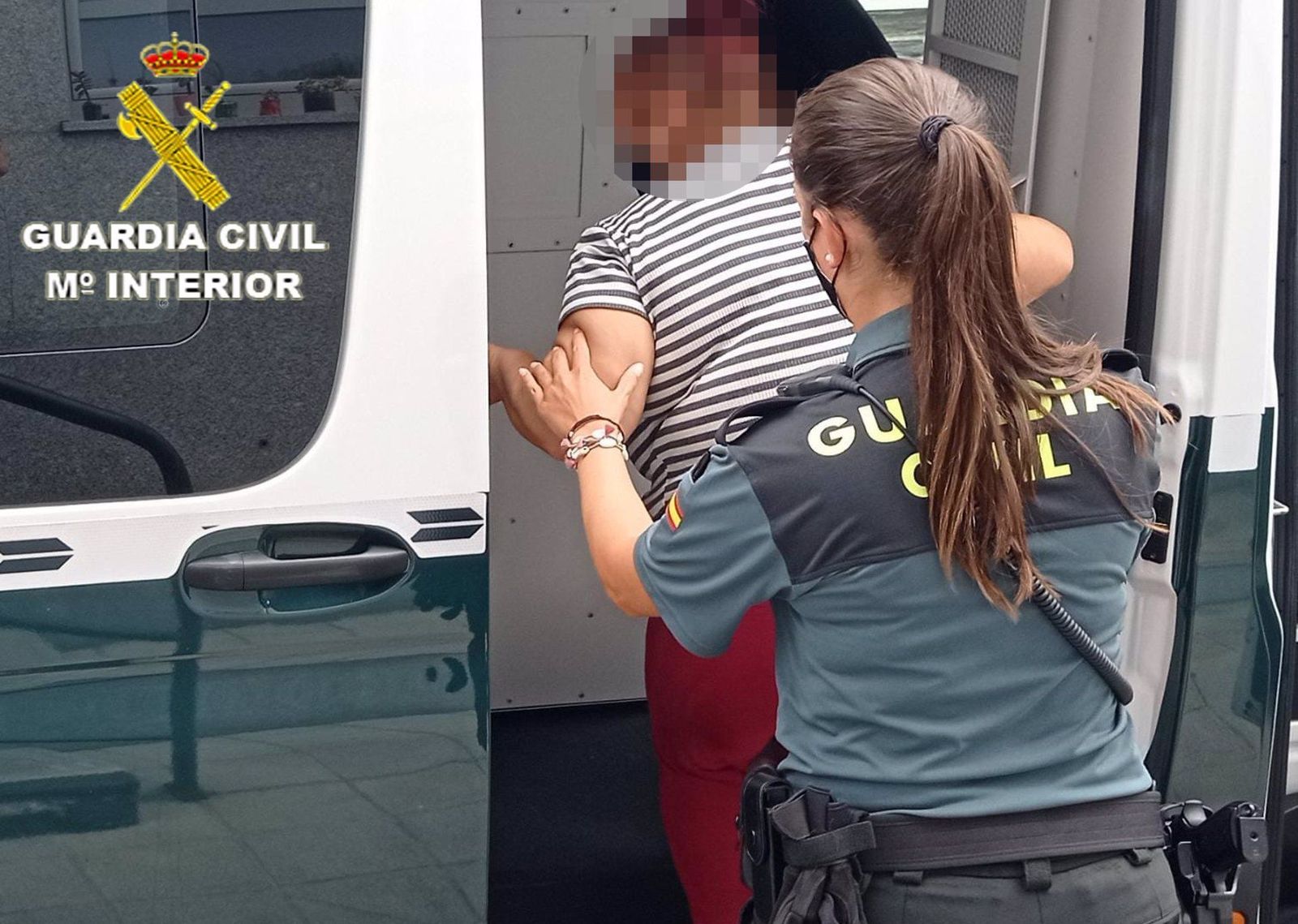 Agente de la Guardia Civil en un actuación | GC