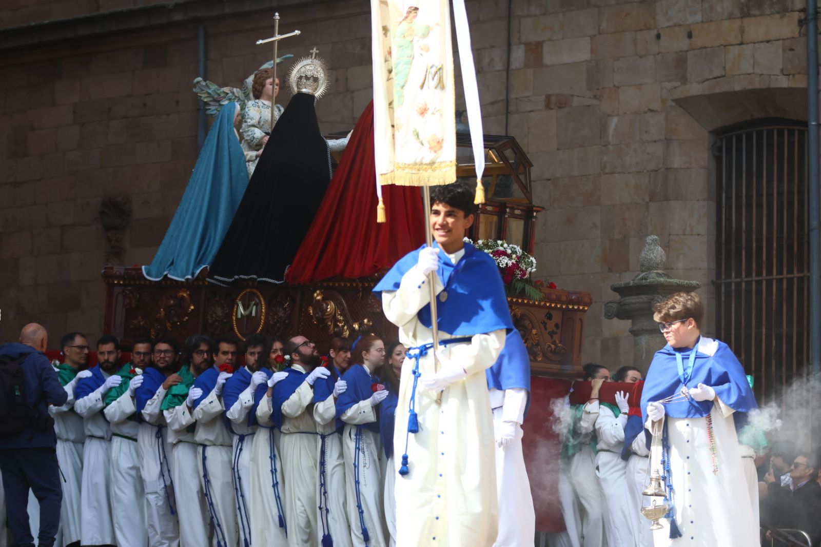Procesión del encuentro de Nuestra Señora de la Alegría y Jesús Resucitado en el Domingo de Resurrección en Salamanca