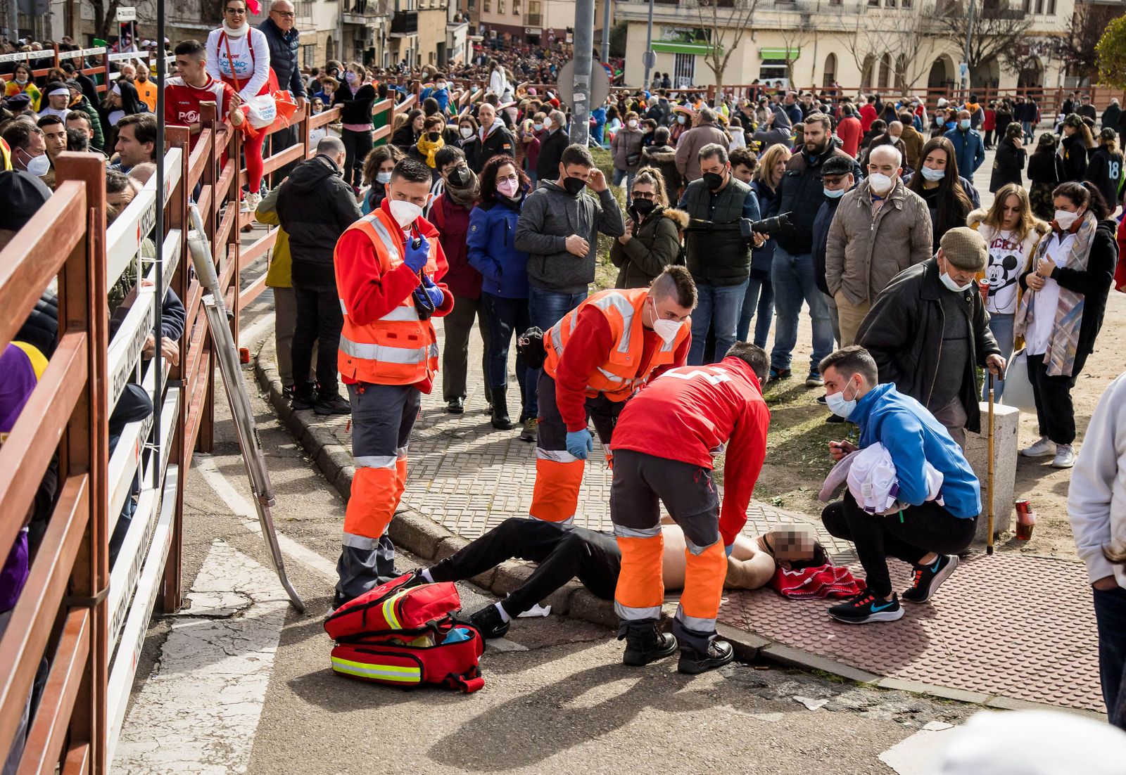Vicente / ICAL. Miembros de la Cruz Roja atienden a uno de los heridos en el encierro del Carnaval del Toro en Ciudad Rodrigo