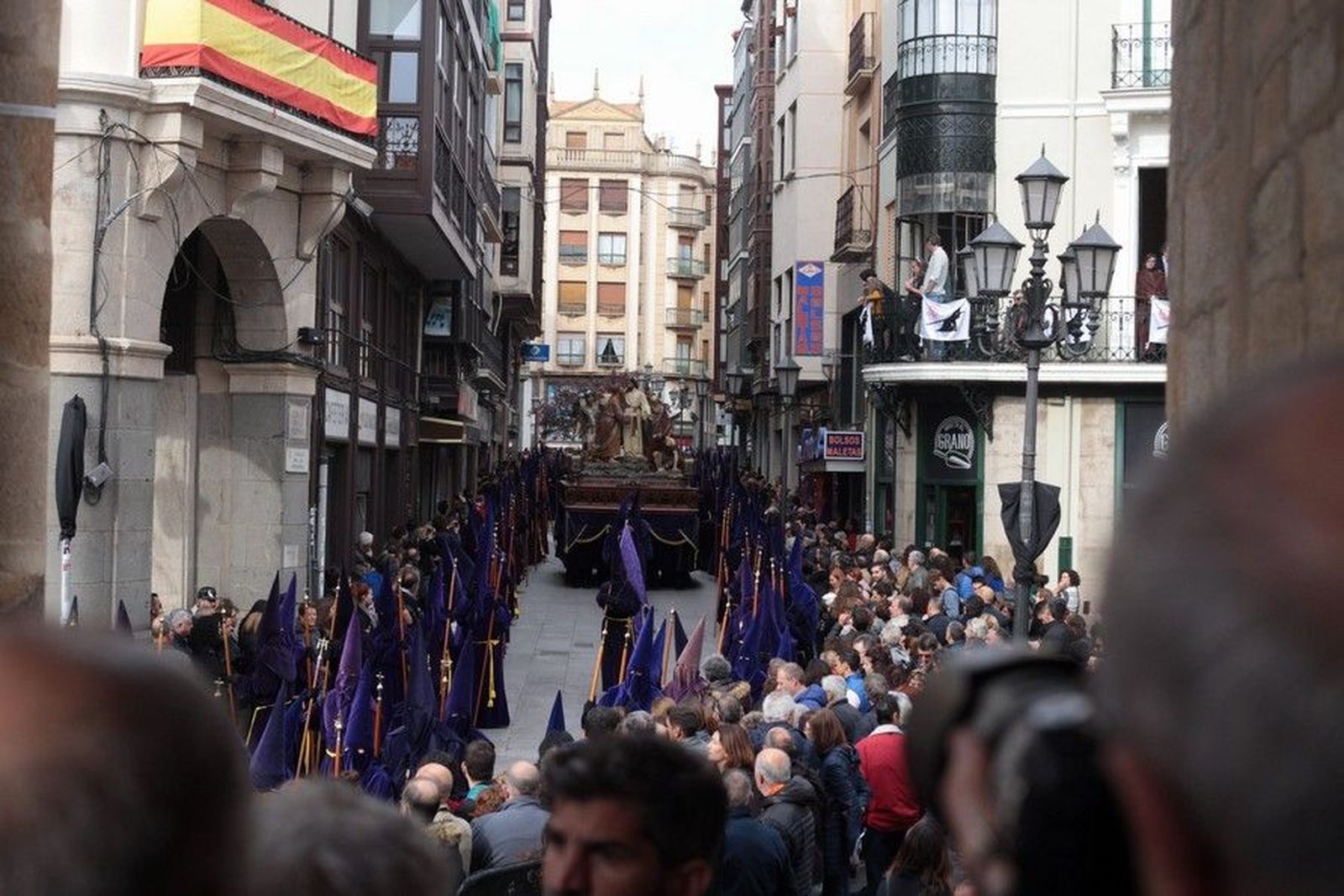 Un momento de la procesión de la Vera Cruz el Jueves Santo en Zamora Foto: María Lorenzo