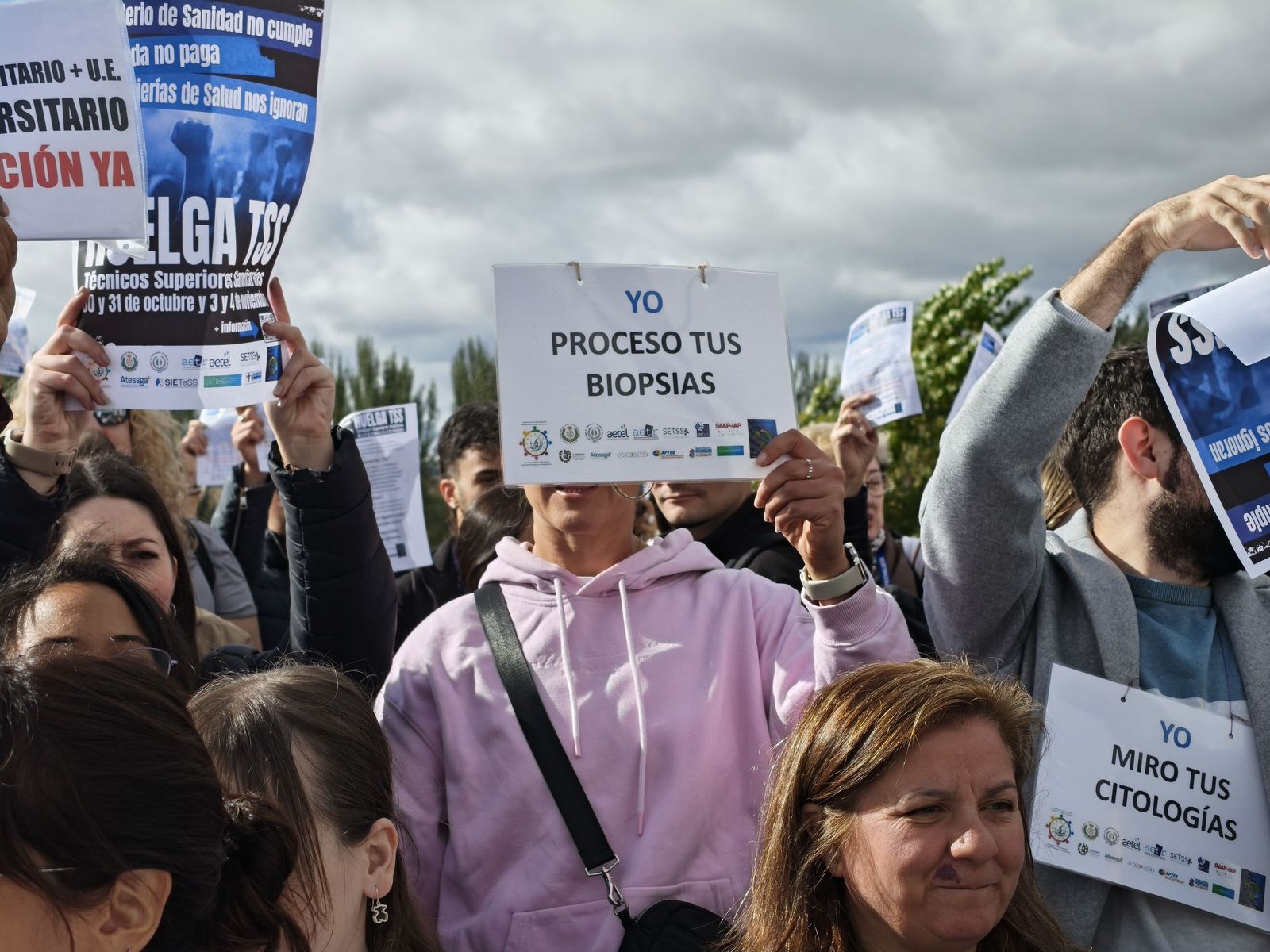 Los técnicos superiores sanitarios protestan a las puertas del hospital de Salamanca