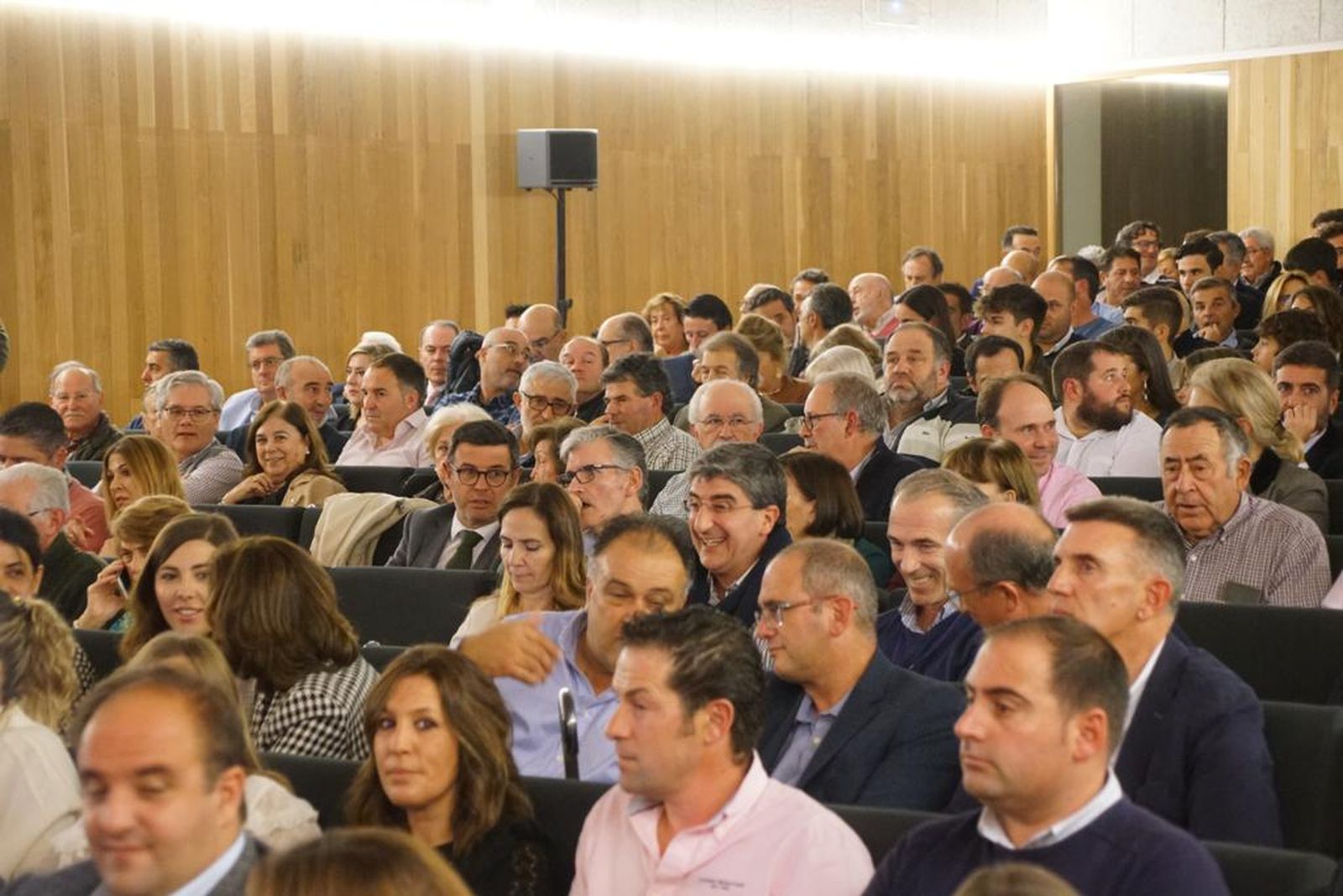 entrega-del-premio-del-toro-de-oro-a-la-ganaderia-de-vellosino-por-la-feria-taurina-2023-7