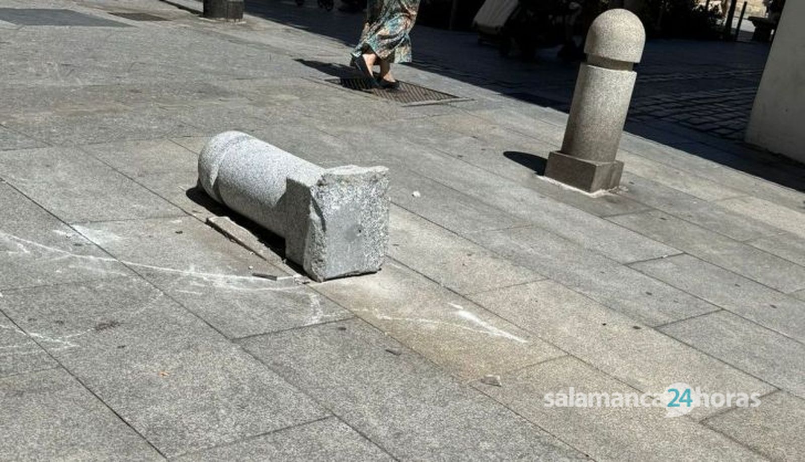 Bolardo de piedra derribado en la calle Arco. Fotos S24H