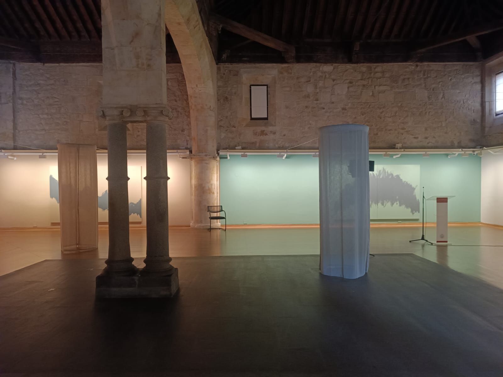 Virginia Rivas presenta su exposición 'El color del ruido' en Salamanca