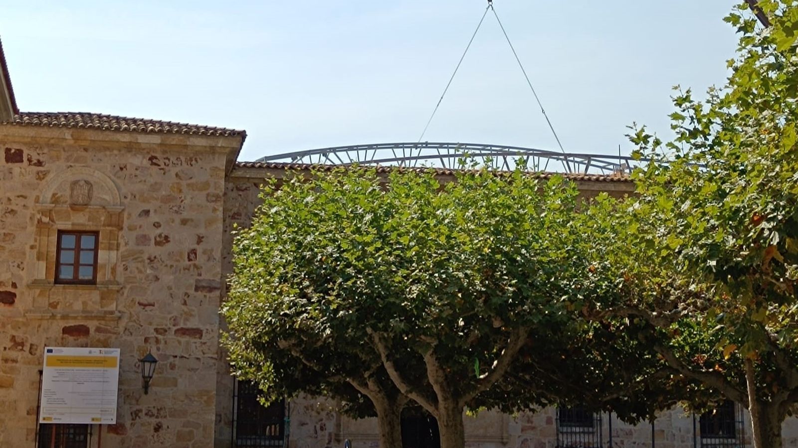 Imagen de la instalación de la cubierta del patio del Parador de Zamora