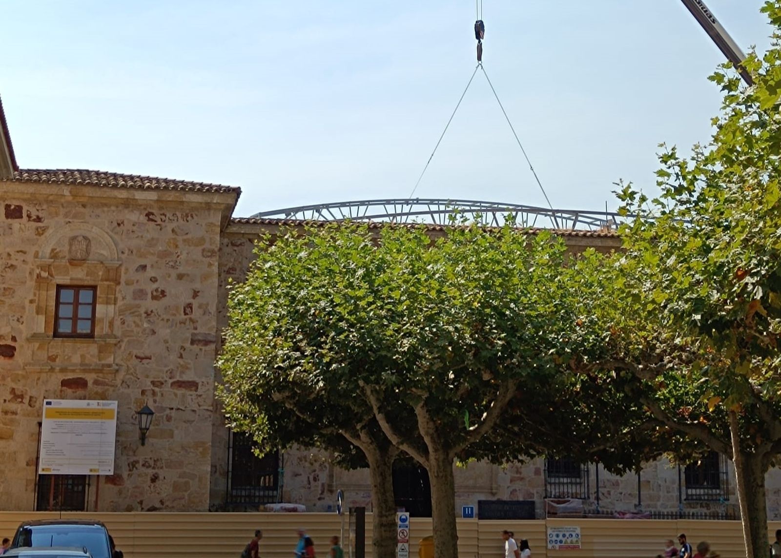 Imagen de la instalación de la cubierta del patio del Parador de Zamora
