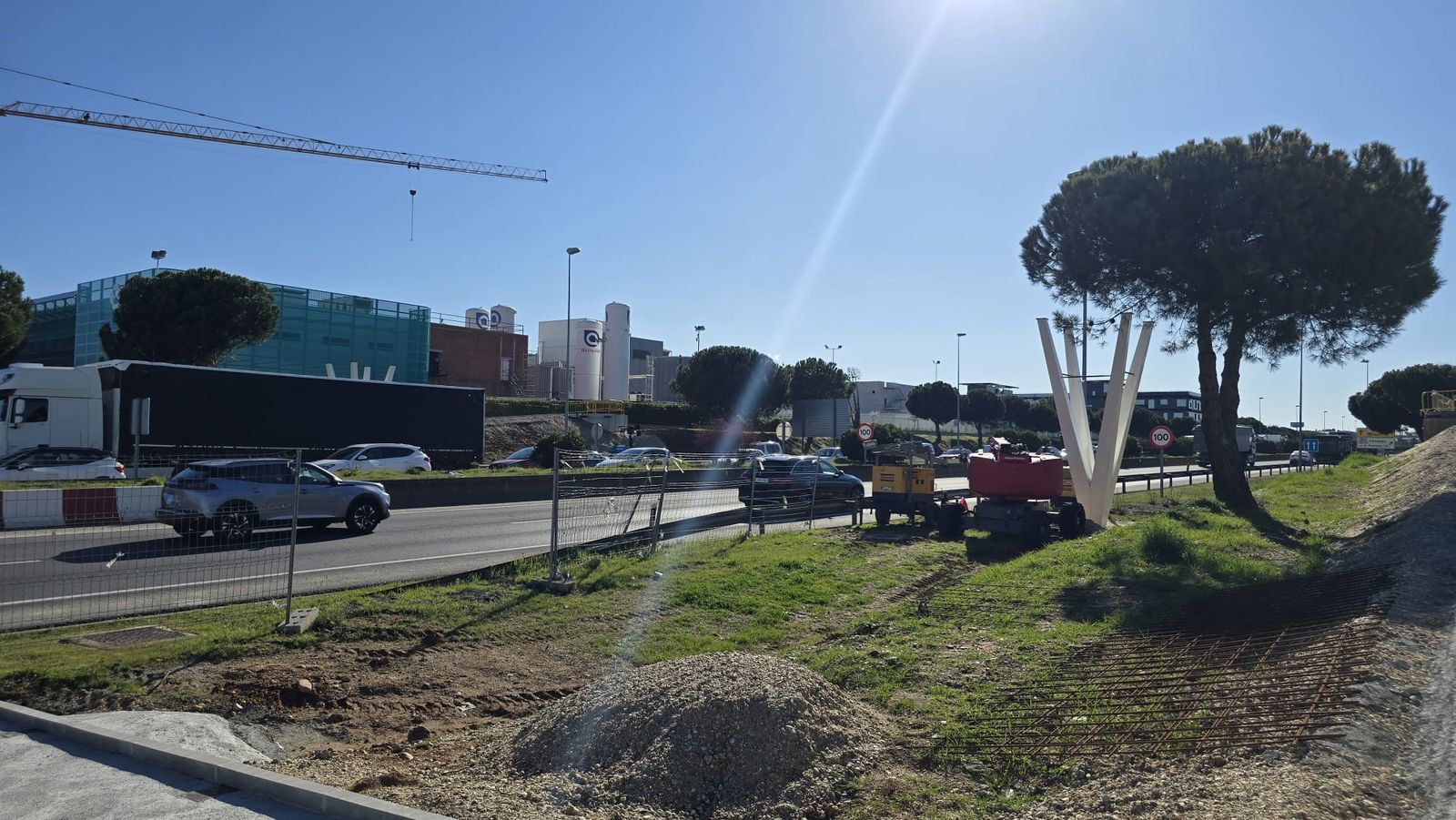 Montaje pasarela peatonal entre los polígonos El Montalvo, en Carbajosa  (1).jpg