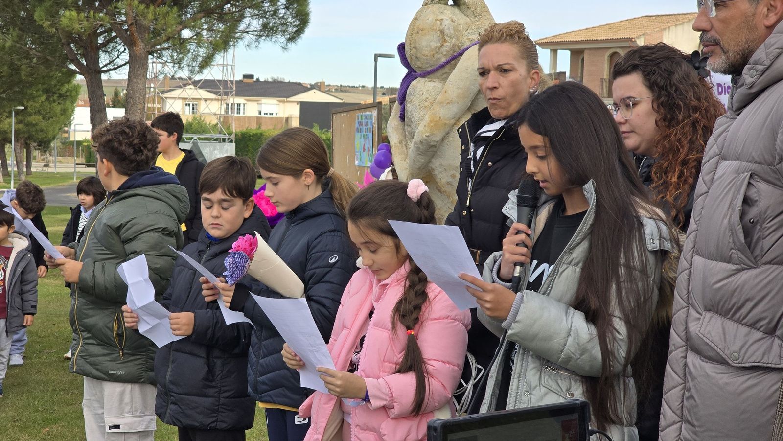 Ofrenda floral y lectura del manifiesto institucional por el Día Contra la Violencia de Género