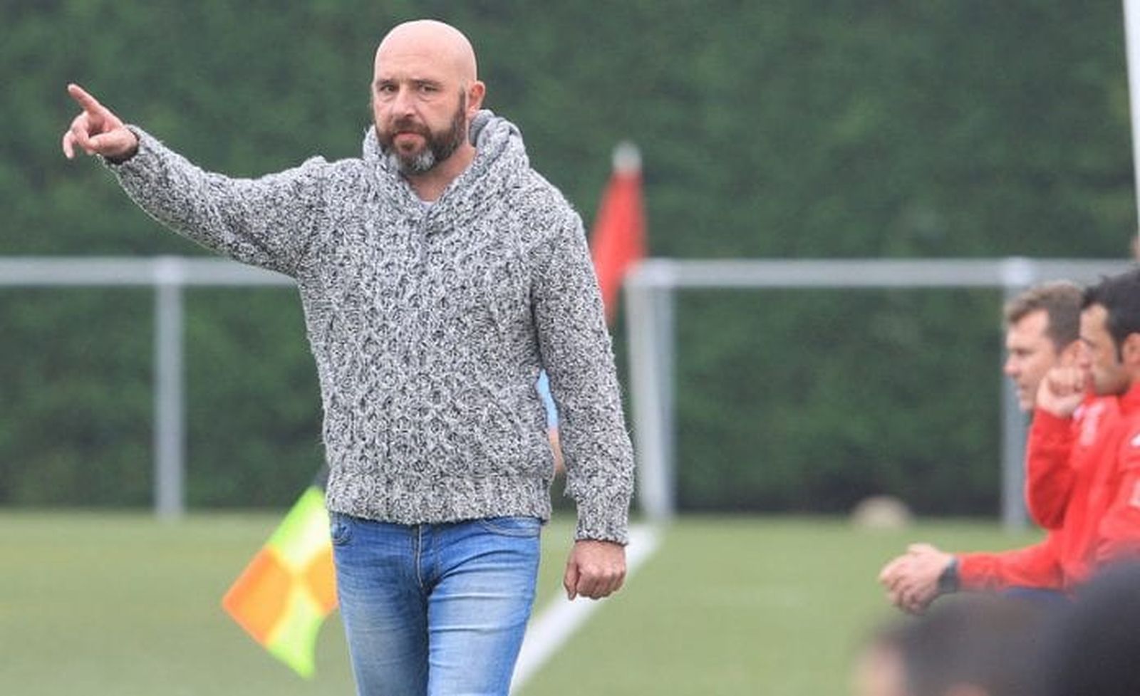 Nacho Castro da una indicación. FOTO: TWITTER