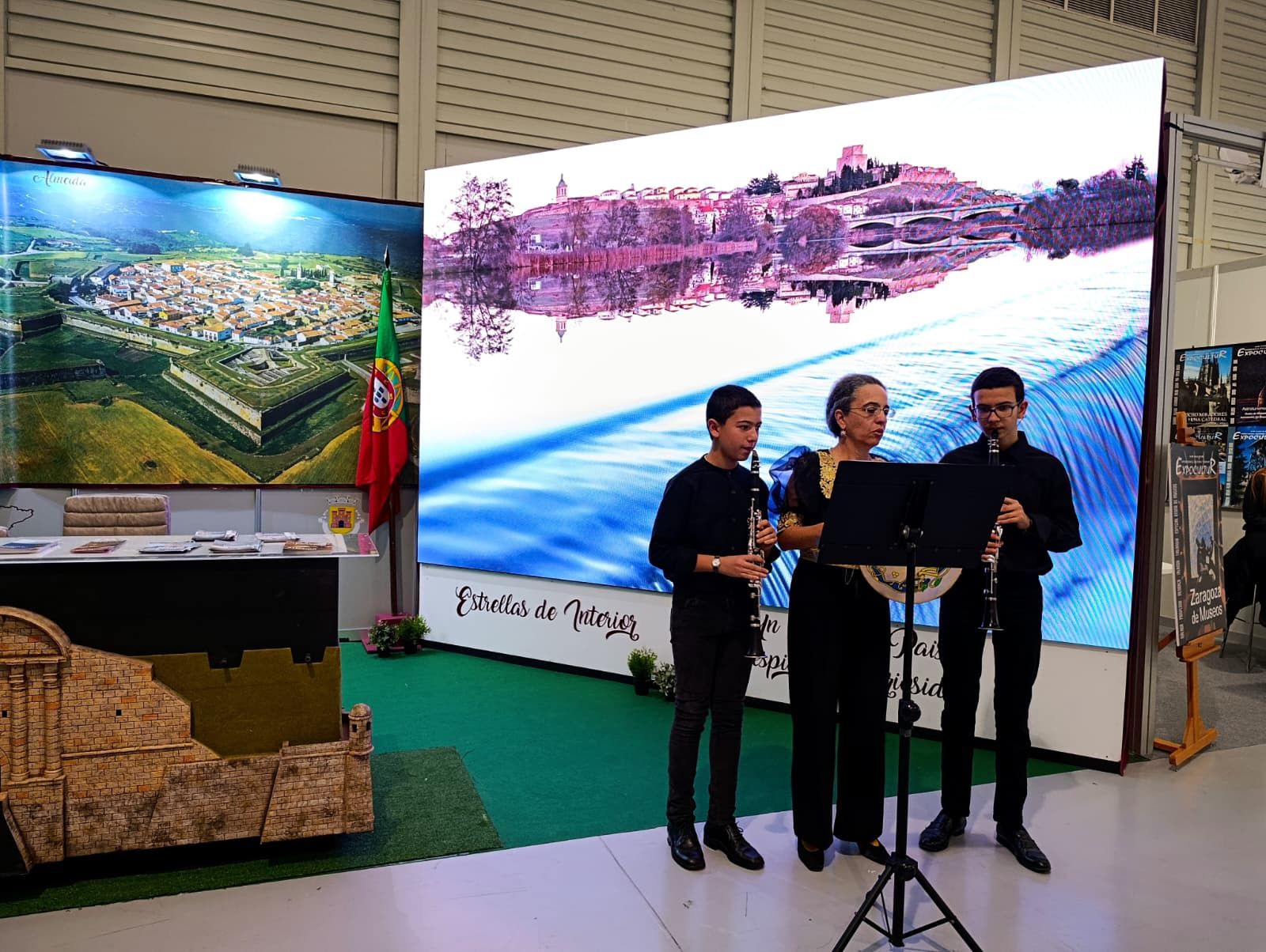Emma de Dios Álvarez y sus hijos durante la presentación de su jota al Museo del Orinal de Ciudad Rodrigo en INTUR