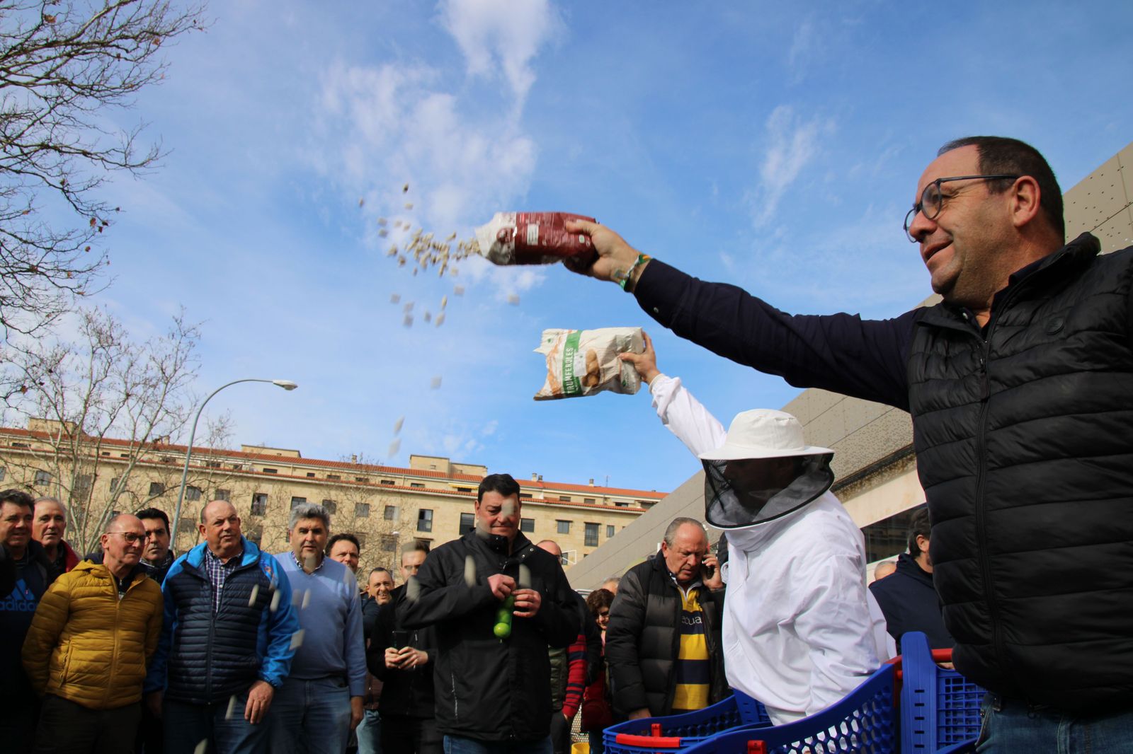concentracion-profesionales-del-campo-en-el-carrefour-11