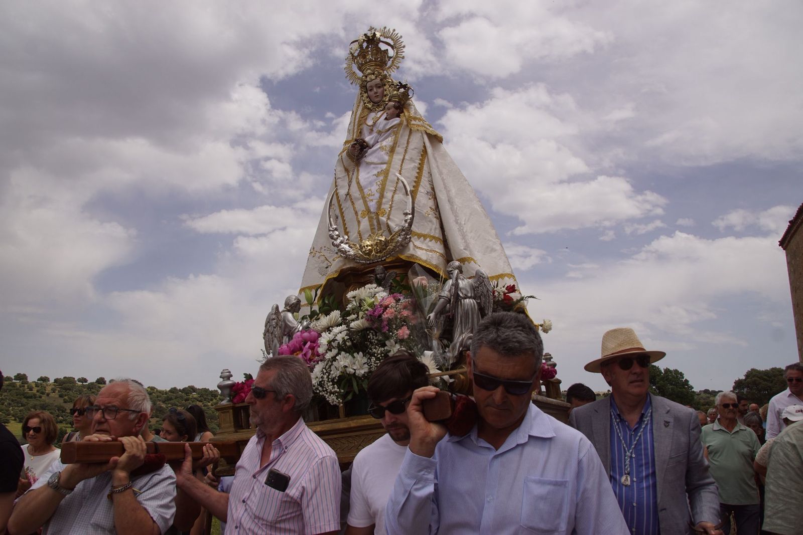 Valdejimena sale a los campos en su romería para honrar a su patrona