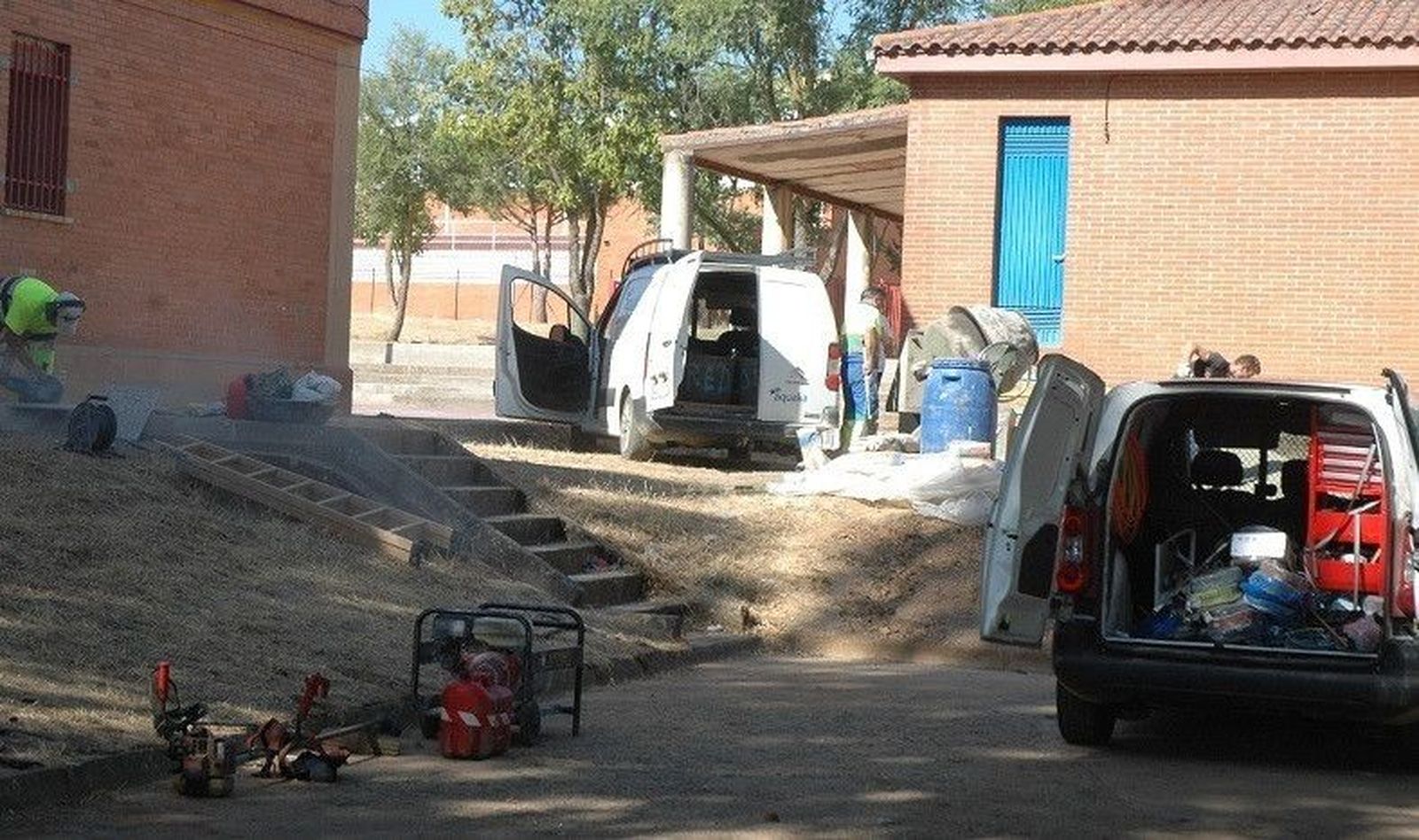 Resuelta la fuga de agua que afectaba al patio del colegio Filiberto Villalobos