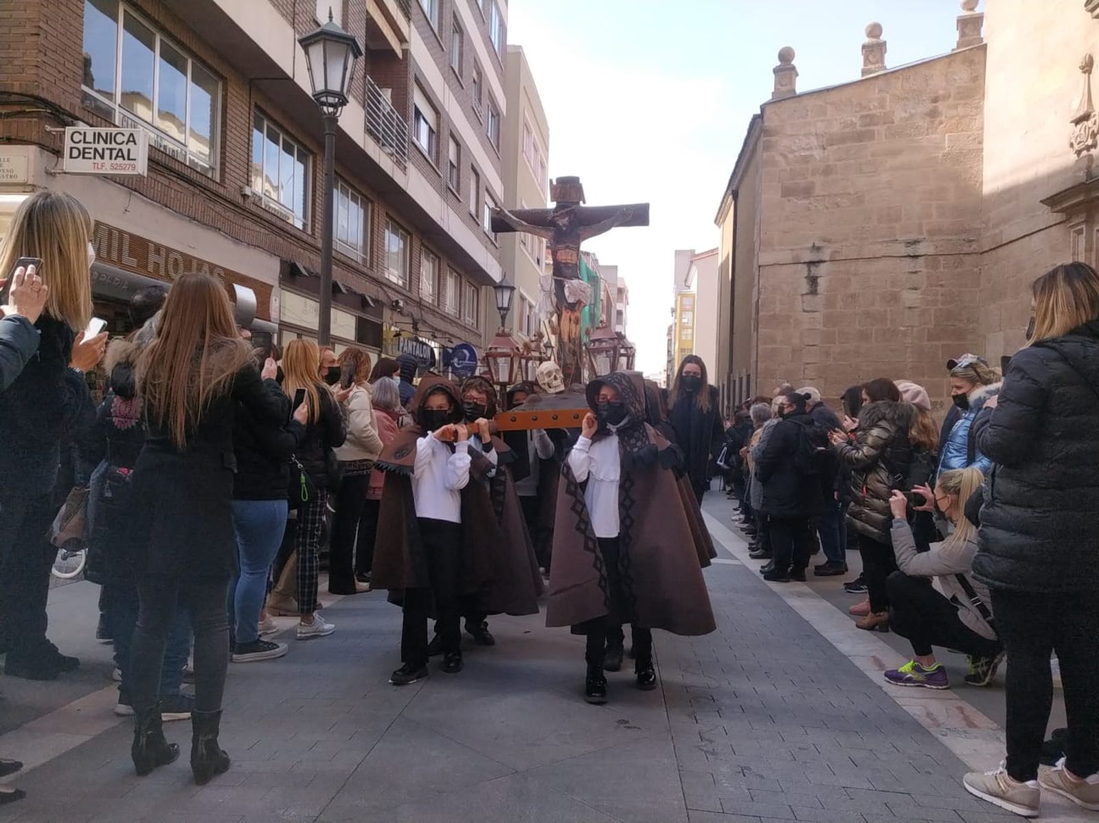 Los escolares de la Medalla Milagrosa sacan la Semana Santa a la calle (1)